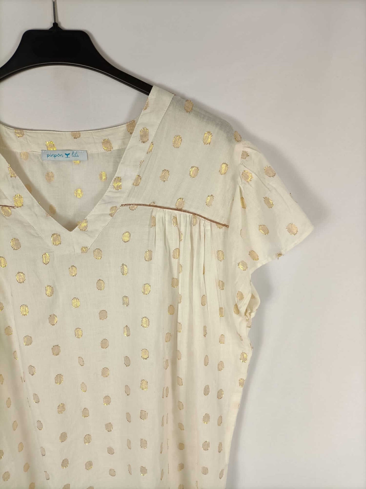 PINPON LILI. Blusa beige con lunares dorados T. u
