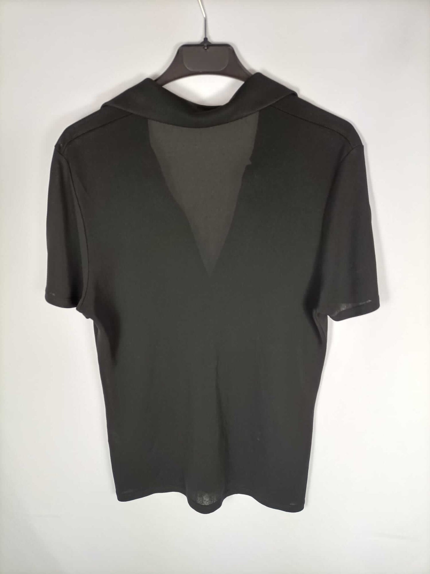 OTRAS. Top negro fluido cuello T.m/l