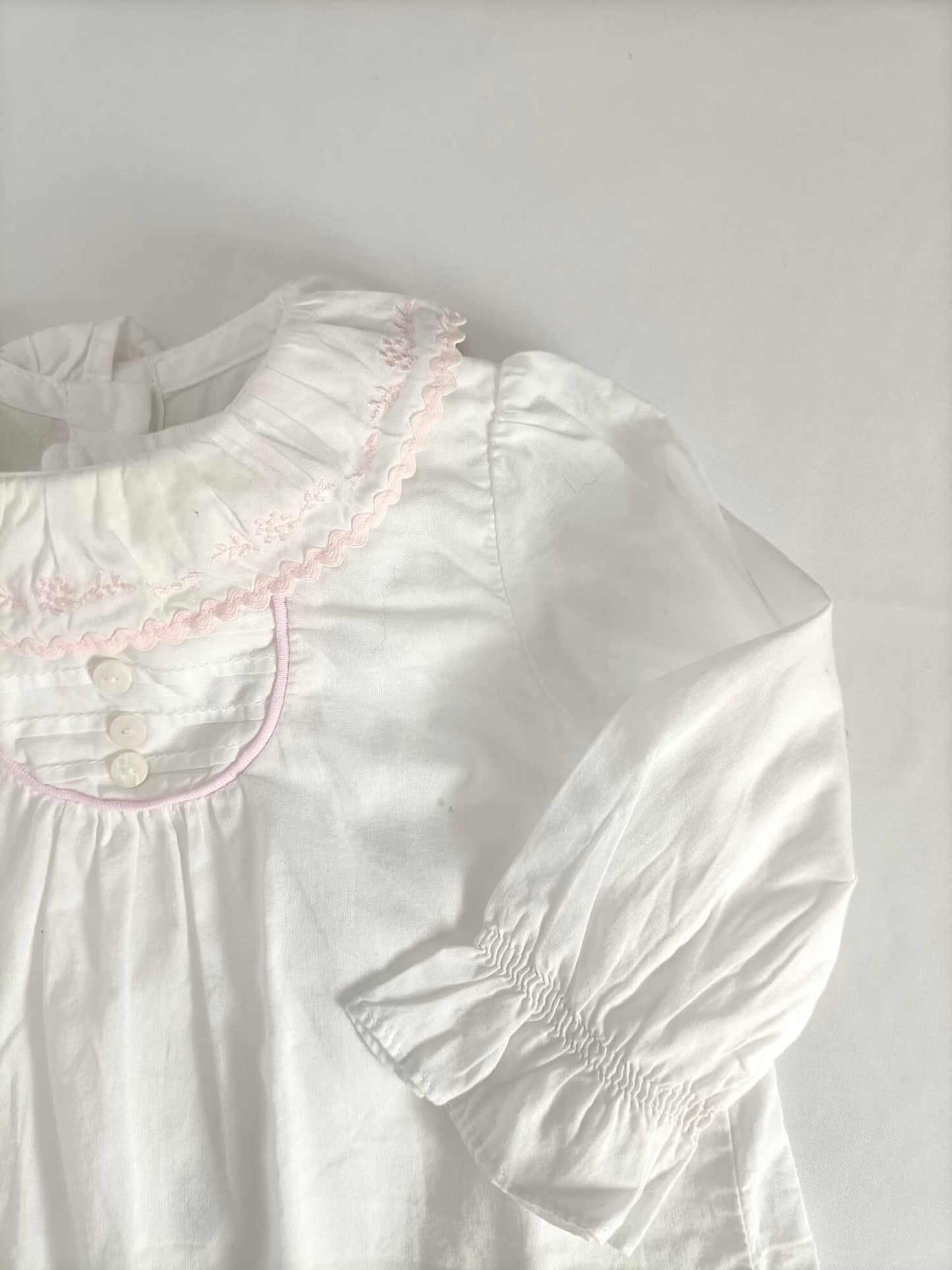 DULCE. blusa blanco bordado rosa T.3-6 meses