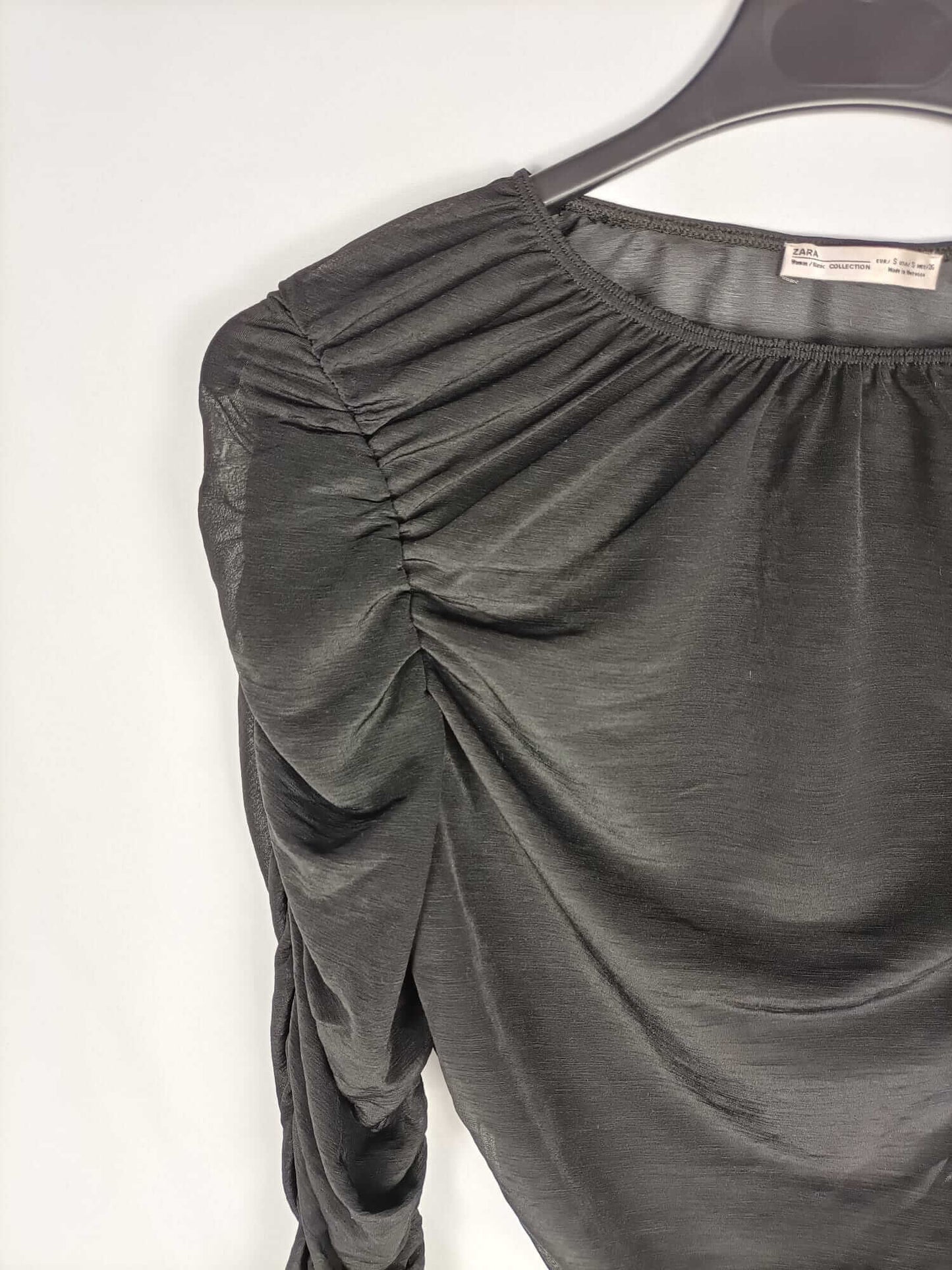 ZARA.Top negro semitransparente mangas fruncidas T.s