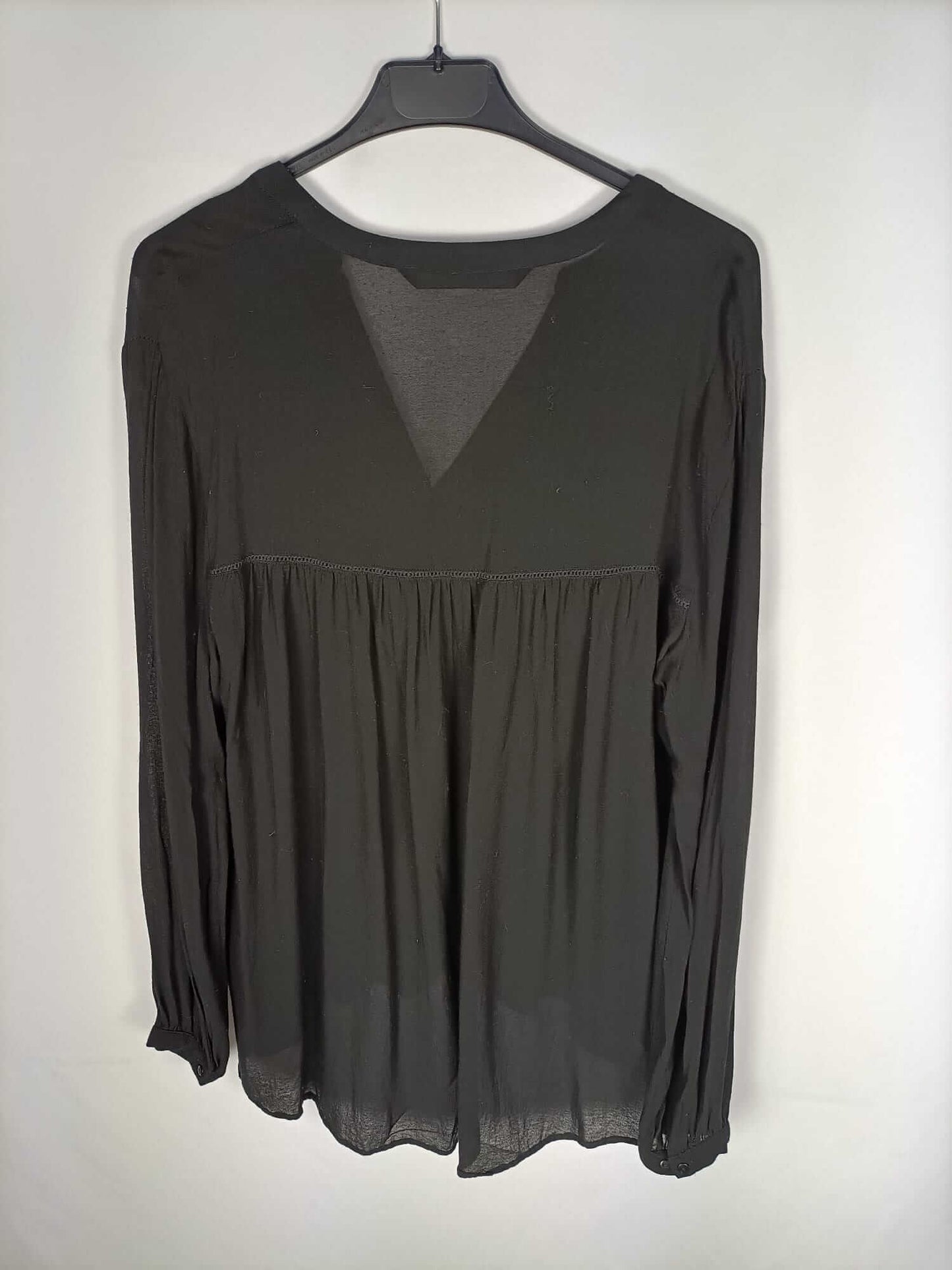 ZARA.Blusa negra botones y acabada en volante T.xs
