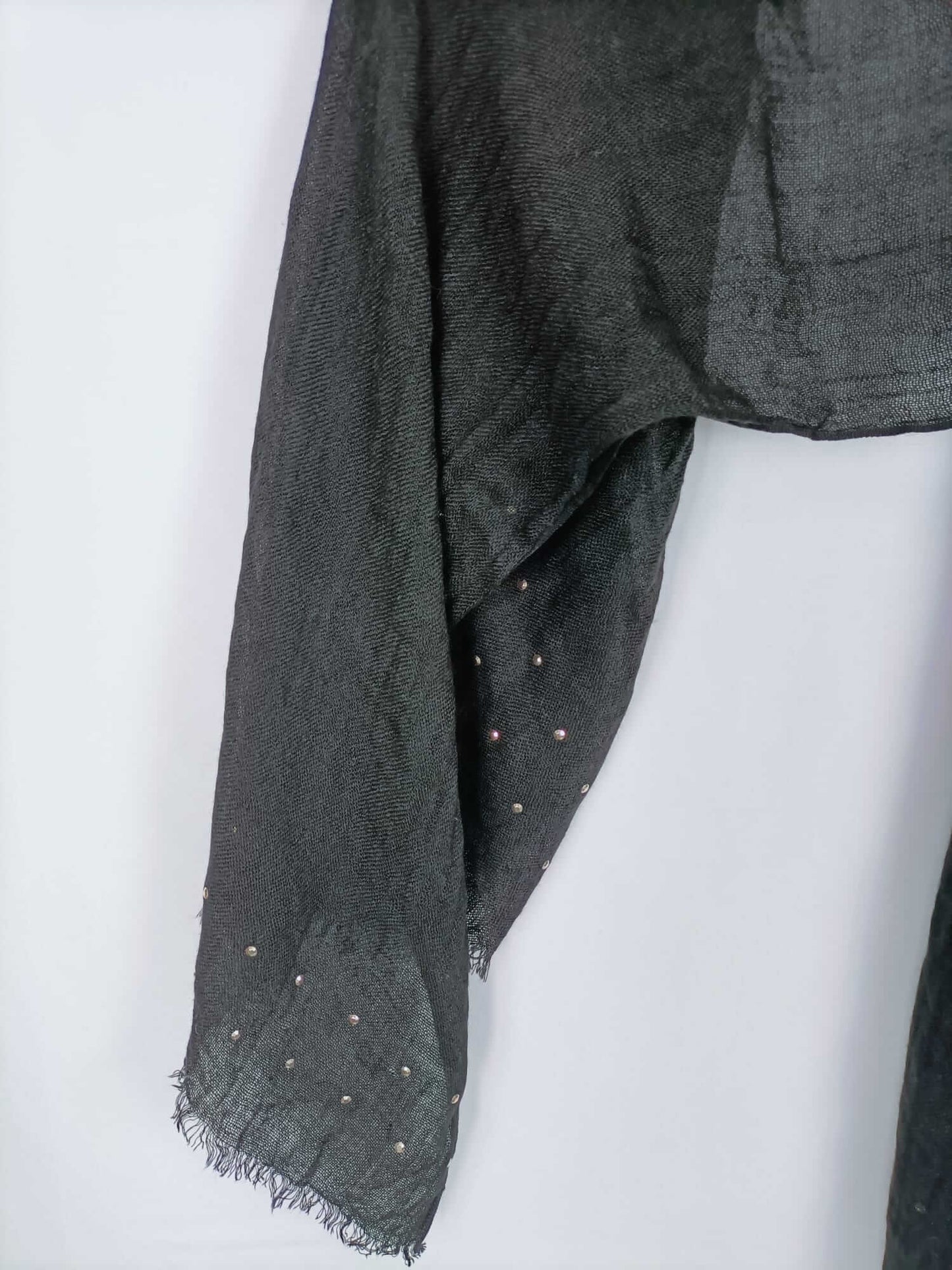 OTRAS. Pañuelo negro con detalle brillos