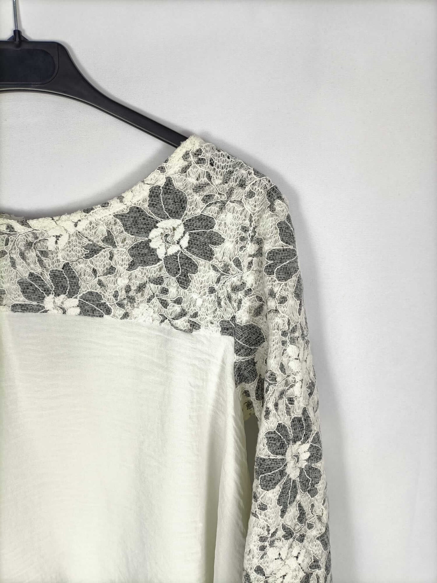 NKN. White blouse with lace details Tu(l)