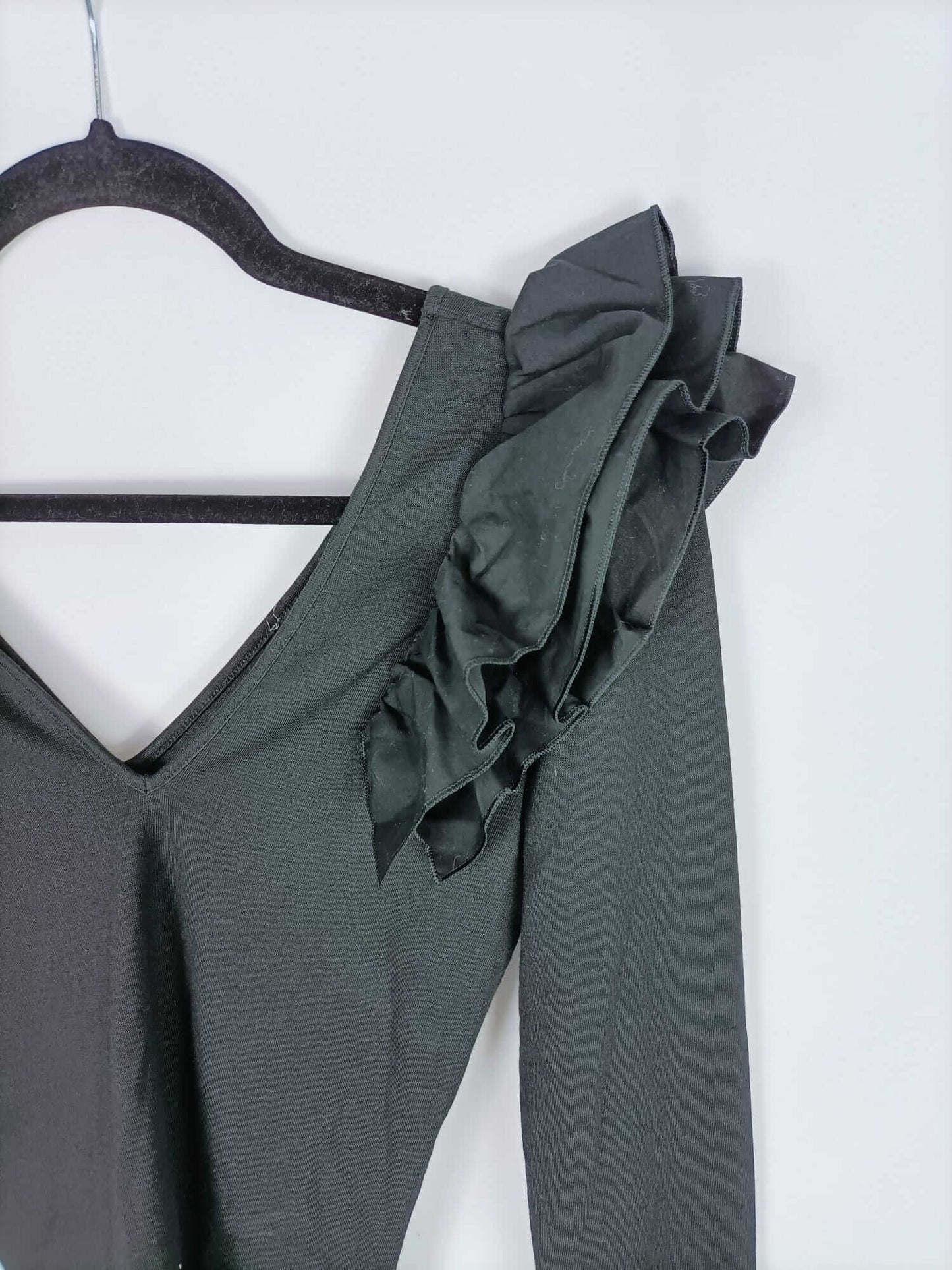 OTRAS. Top negro con volantes en hombros T. m