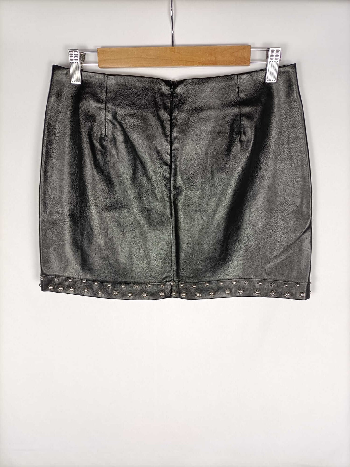 OTRAS. Falda efecto piel tachuelas T.l