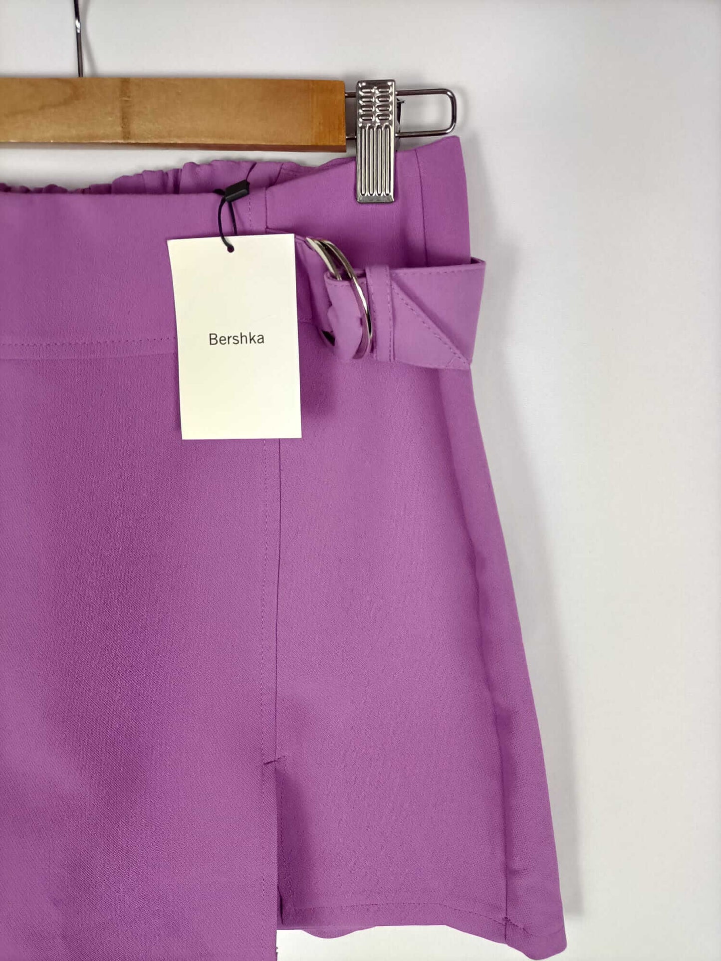 BERSHKA. Falda/pantalón lila T.40
