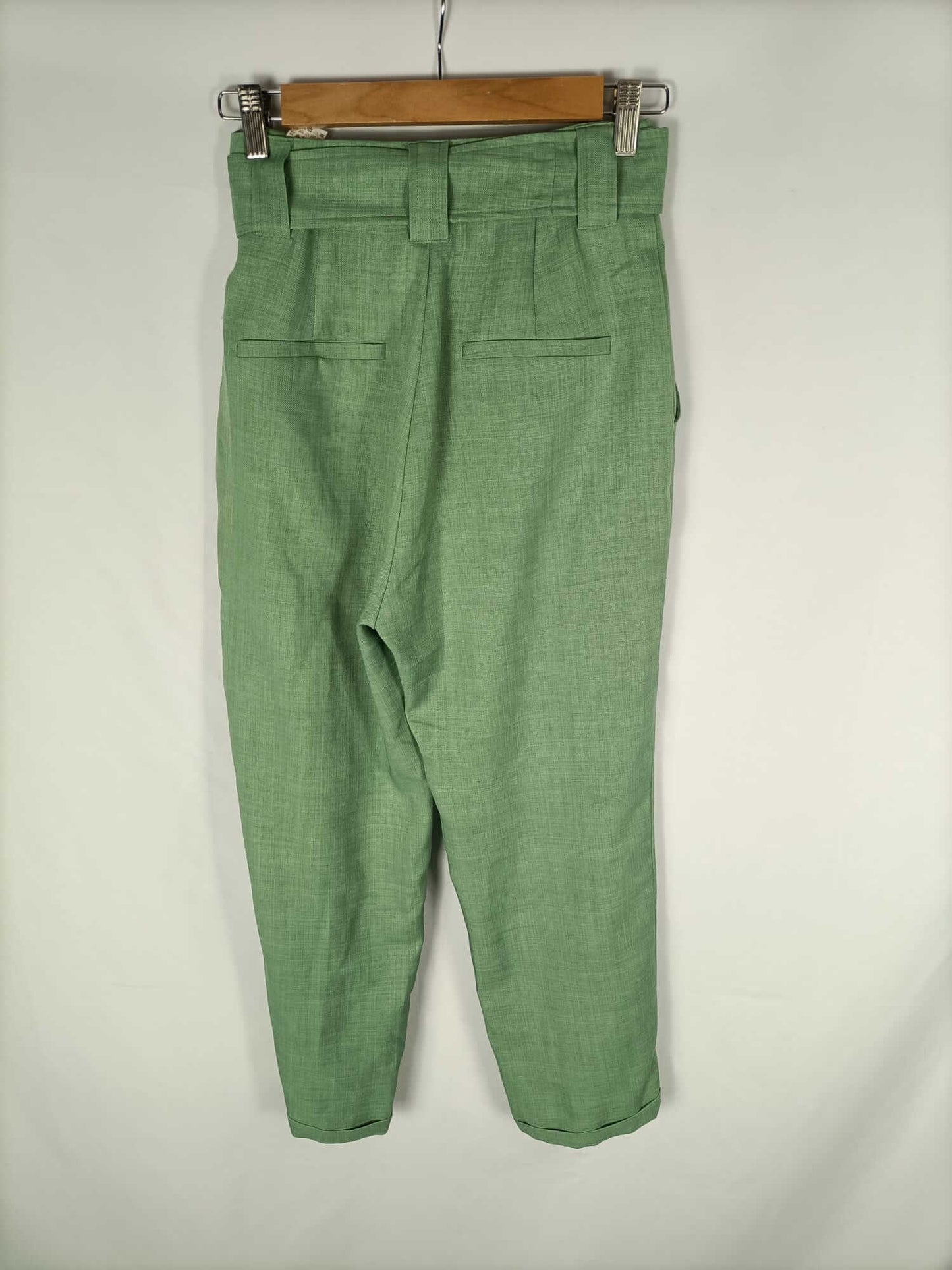 STRADIVARIUS. Pantalón verde fluido T.34