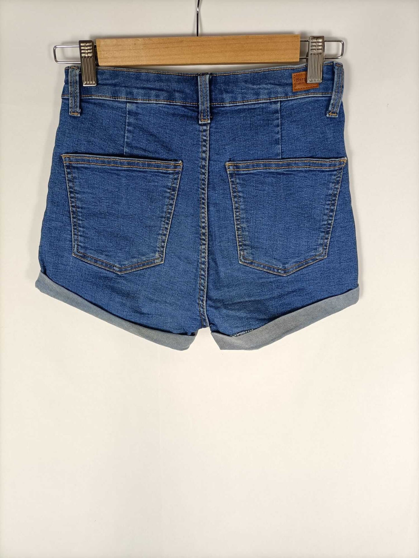 BERSHKA. Shorts ajustado denim T.36