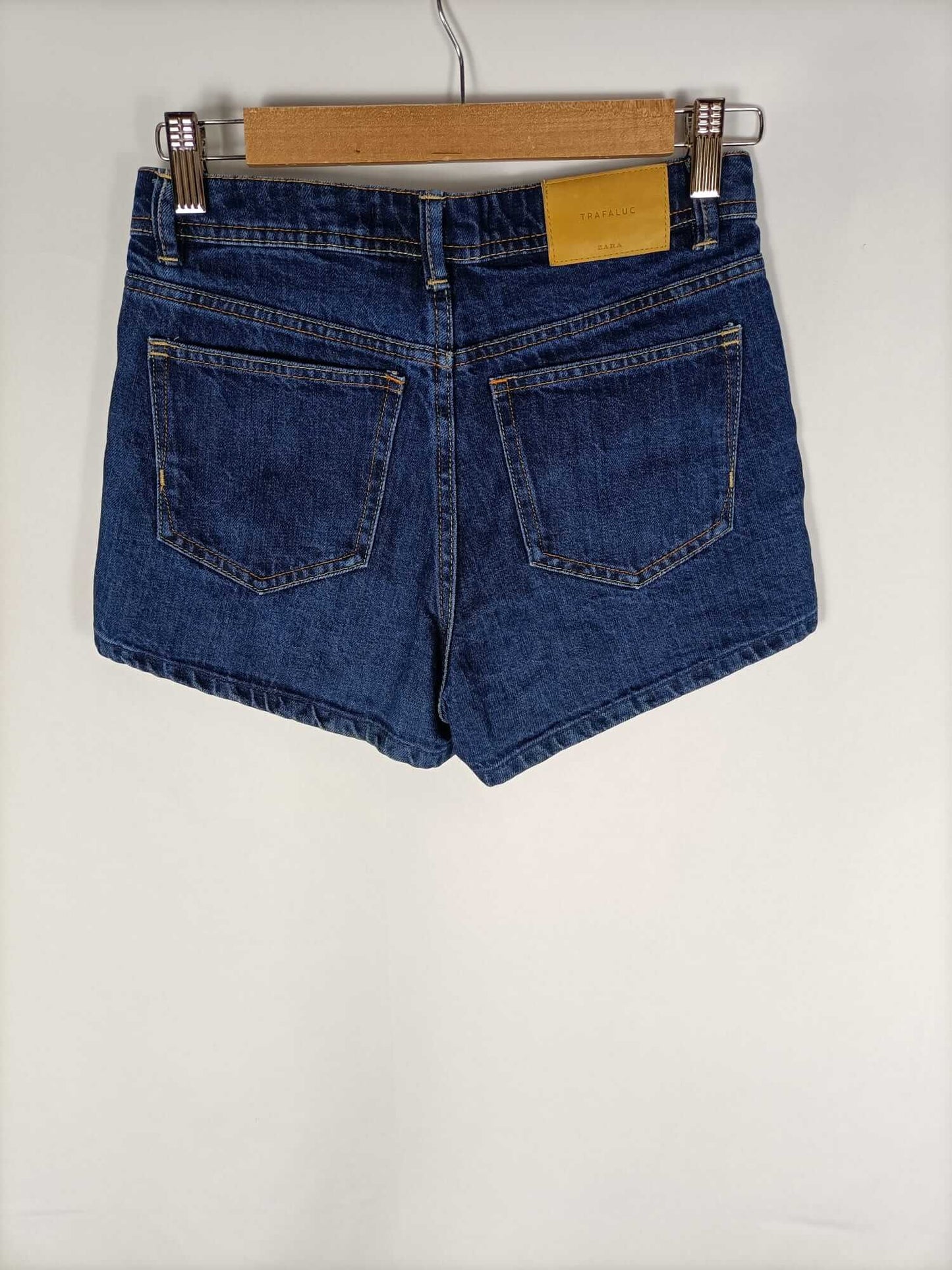 ZARA. Shorts oscuros T.34