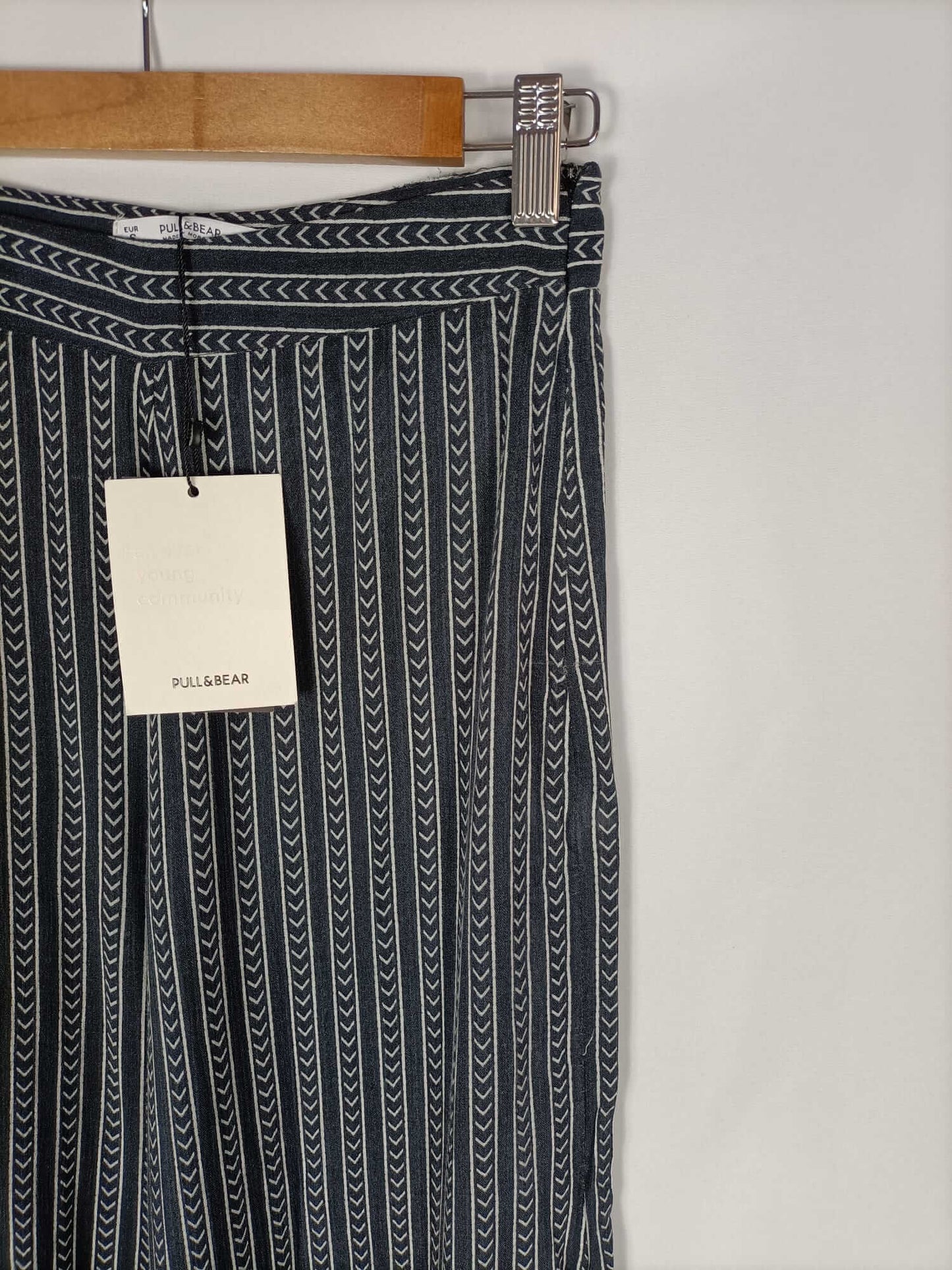 PULL & BEAR. Pantalones anchos T.s