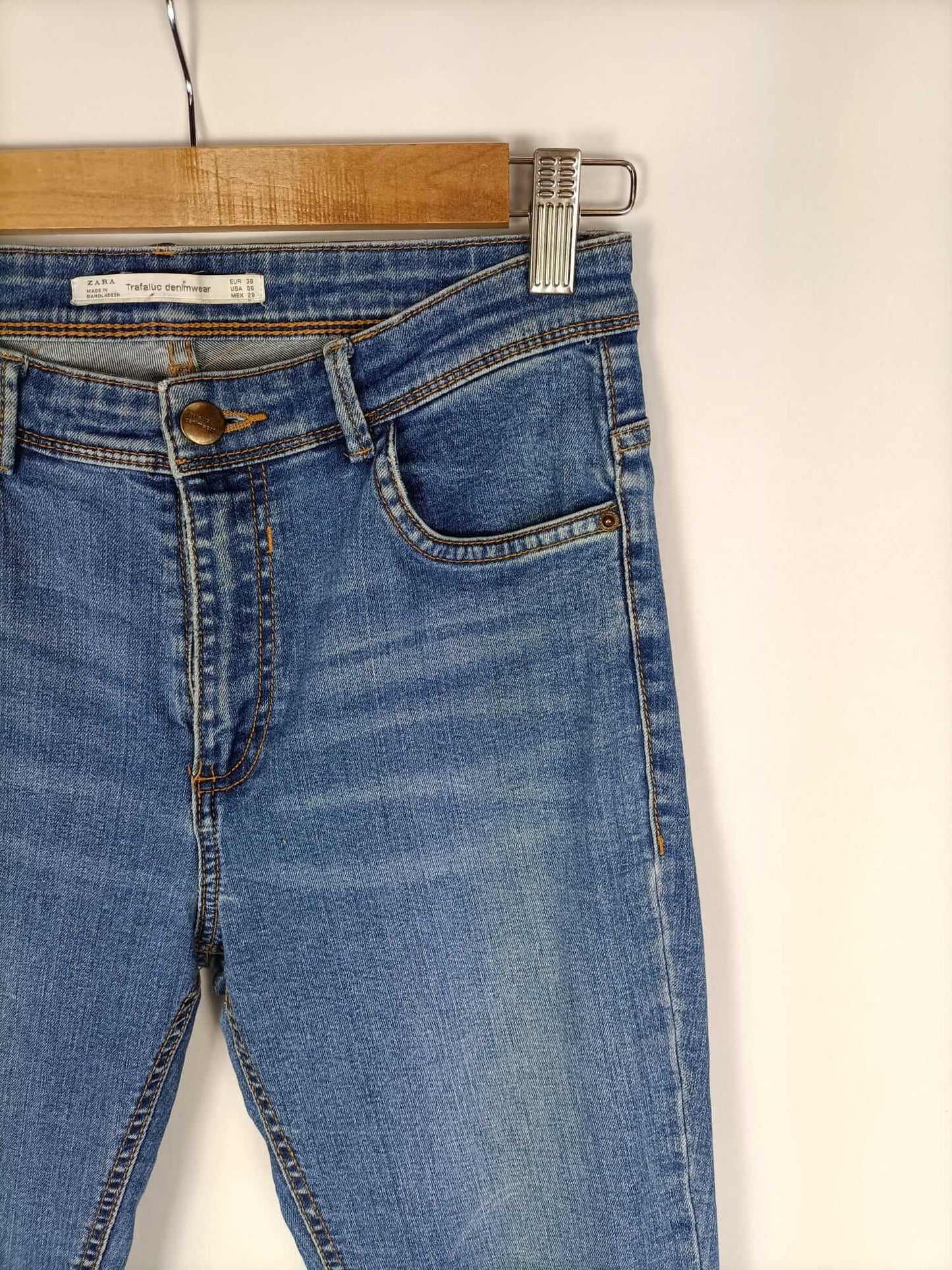 ZARA.Vaqueros claritos T.38