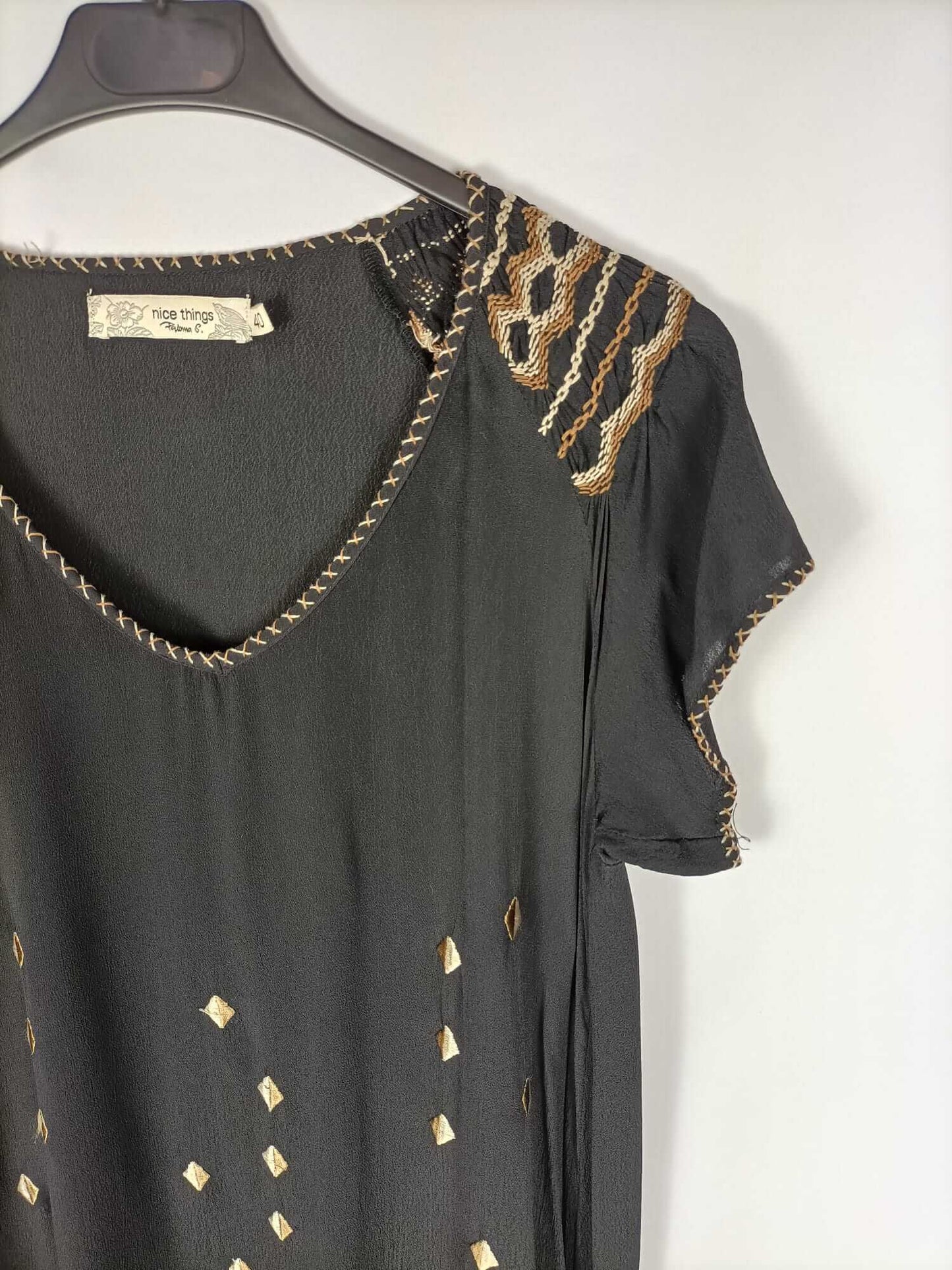 NICE THINGS.Vestido negro bordado T.40