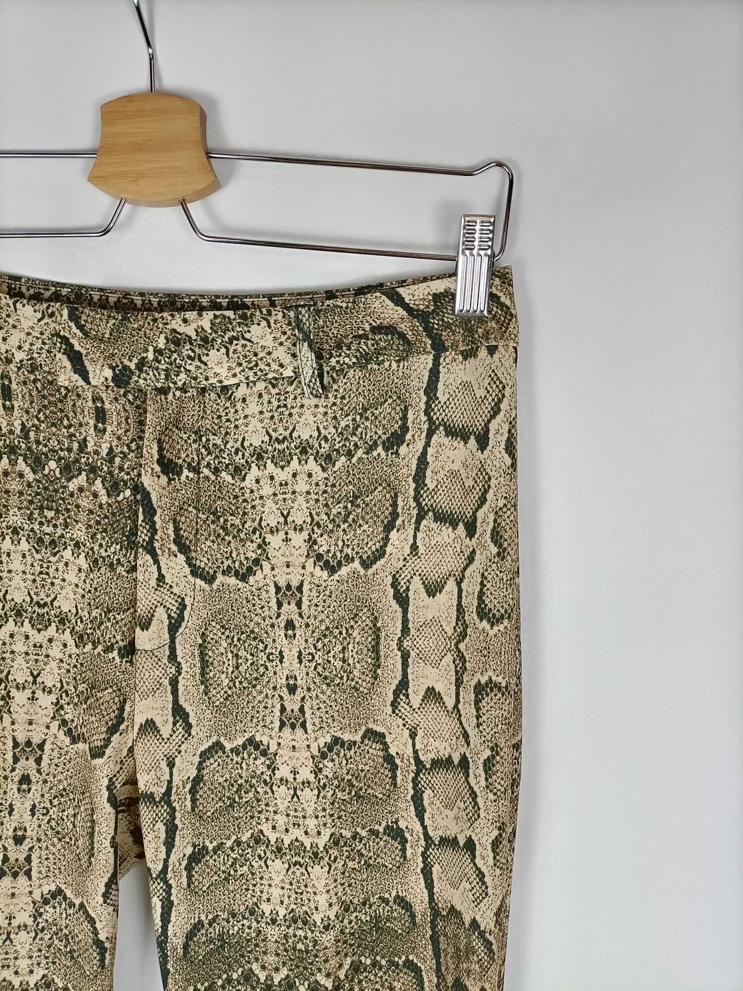 PULL&BEAR.Pantalón campana fluido T.L