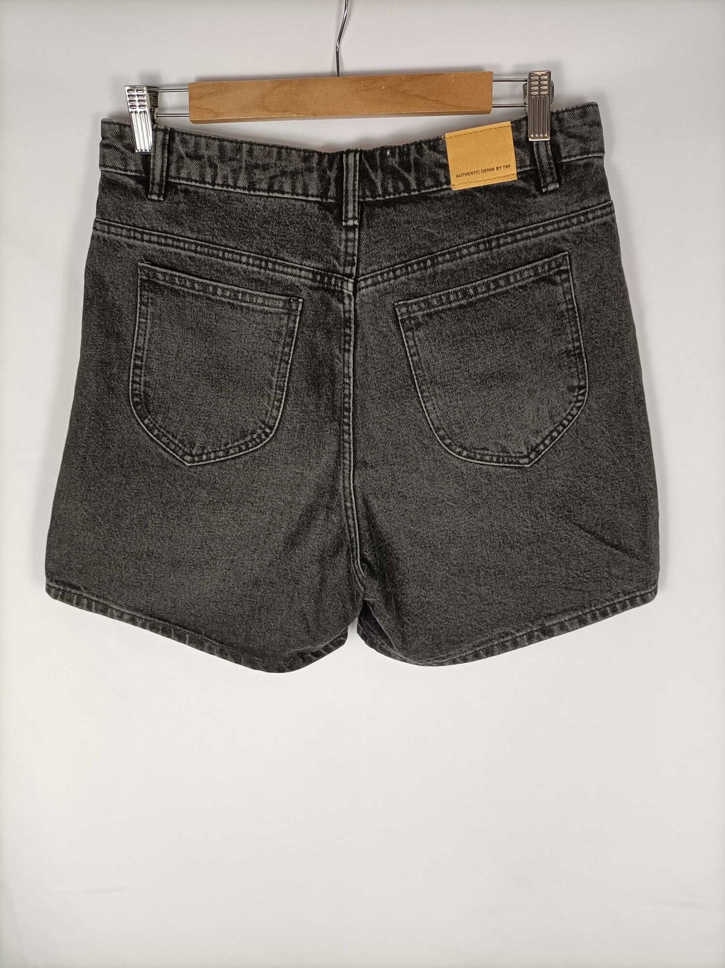 ZARA.Shorts negros denim T.38