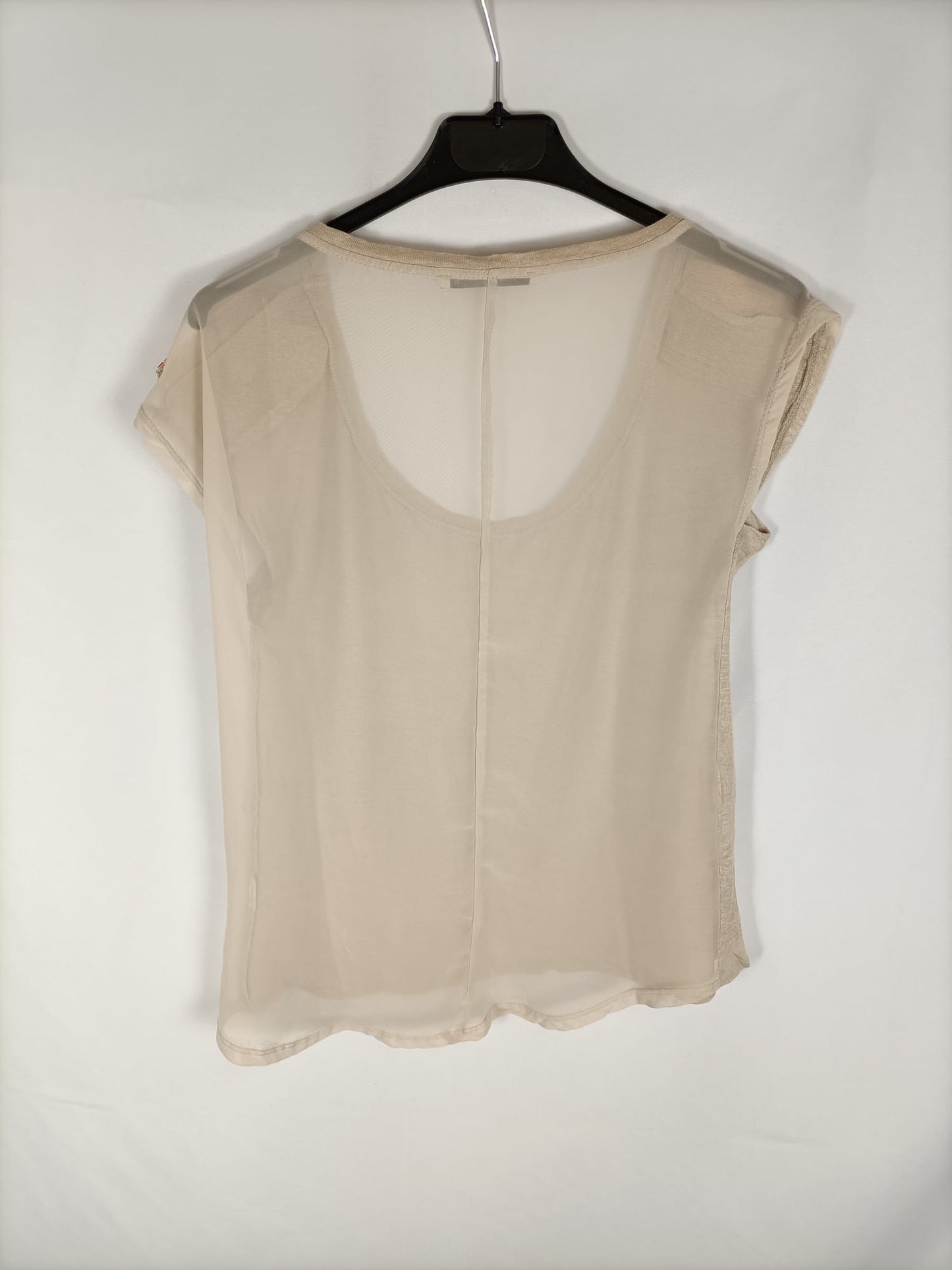 BERSHKA.Camiseta beige elástica T.s