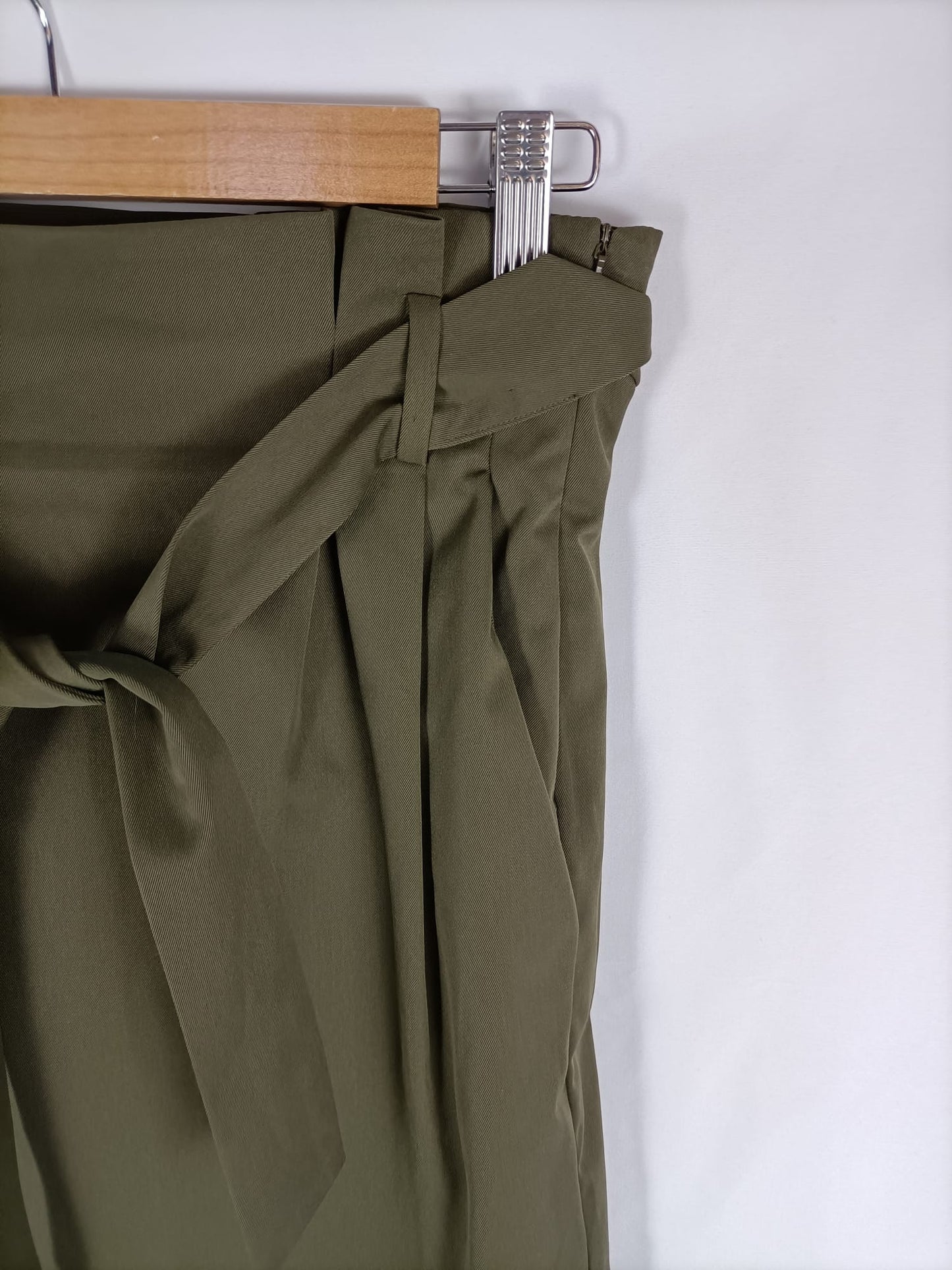 H&M.Falda verde caqui corta T.36
