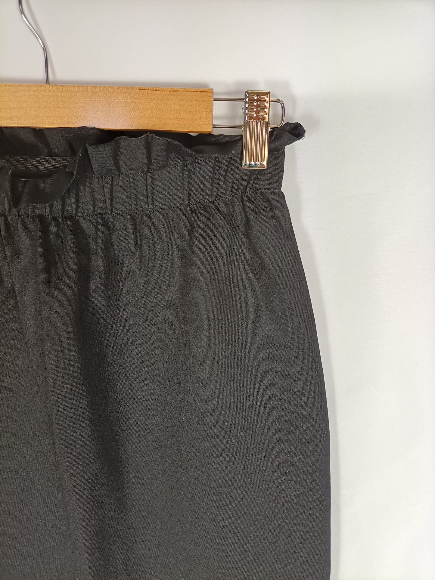 BERSHKA. Falda negra corta T.xs