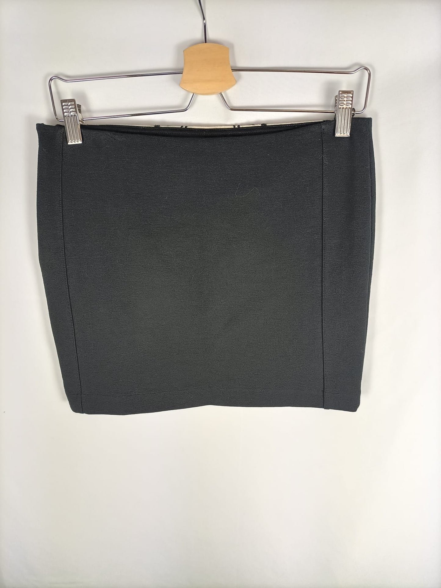 ZARA. Falda negra estampado étnico beige T.m