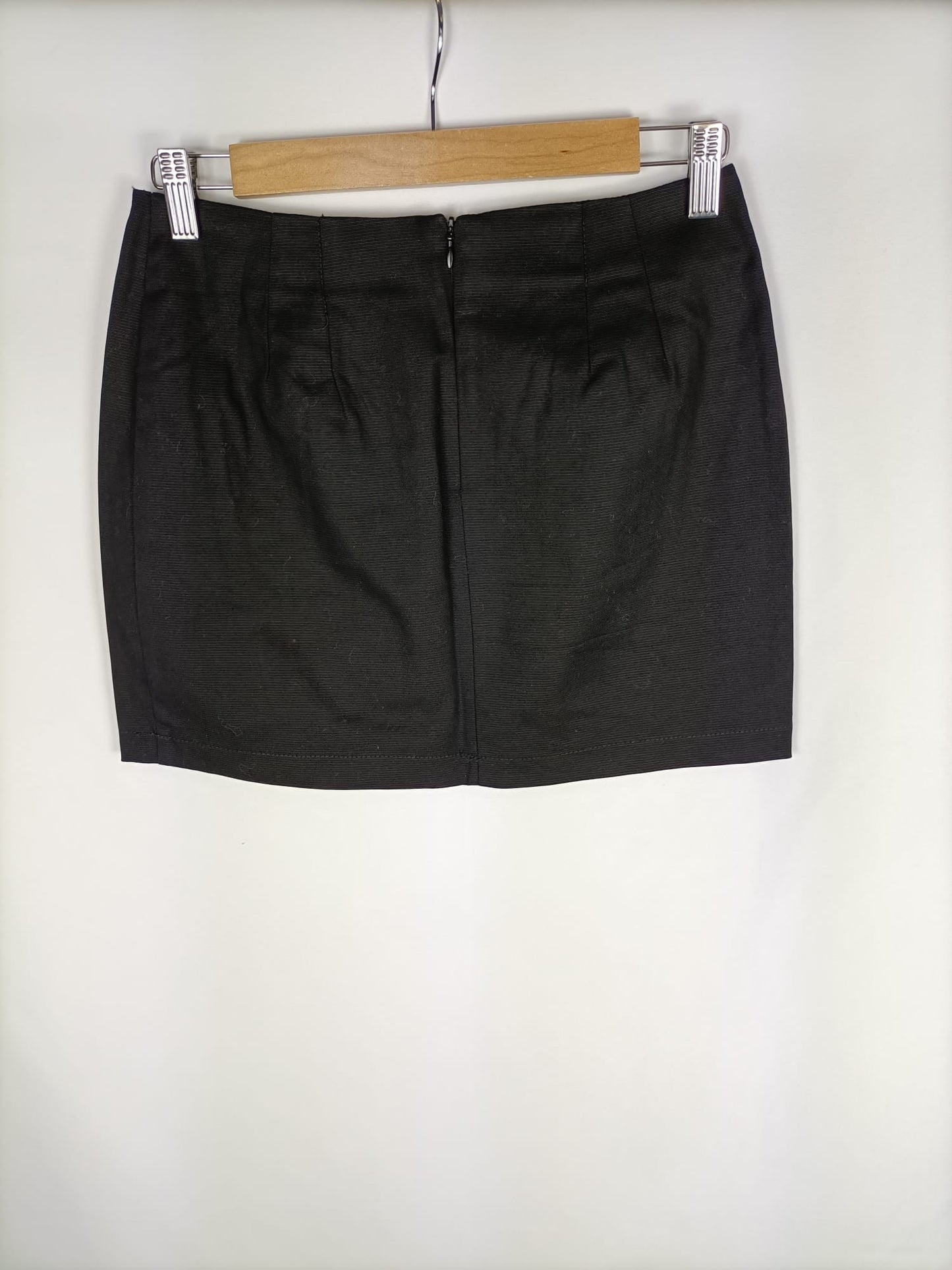 ZARA. Falda negra corta T.s