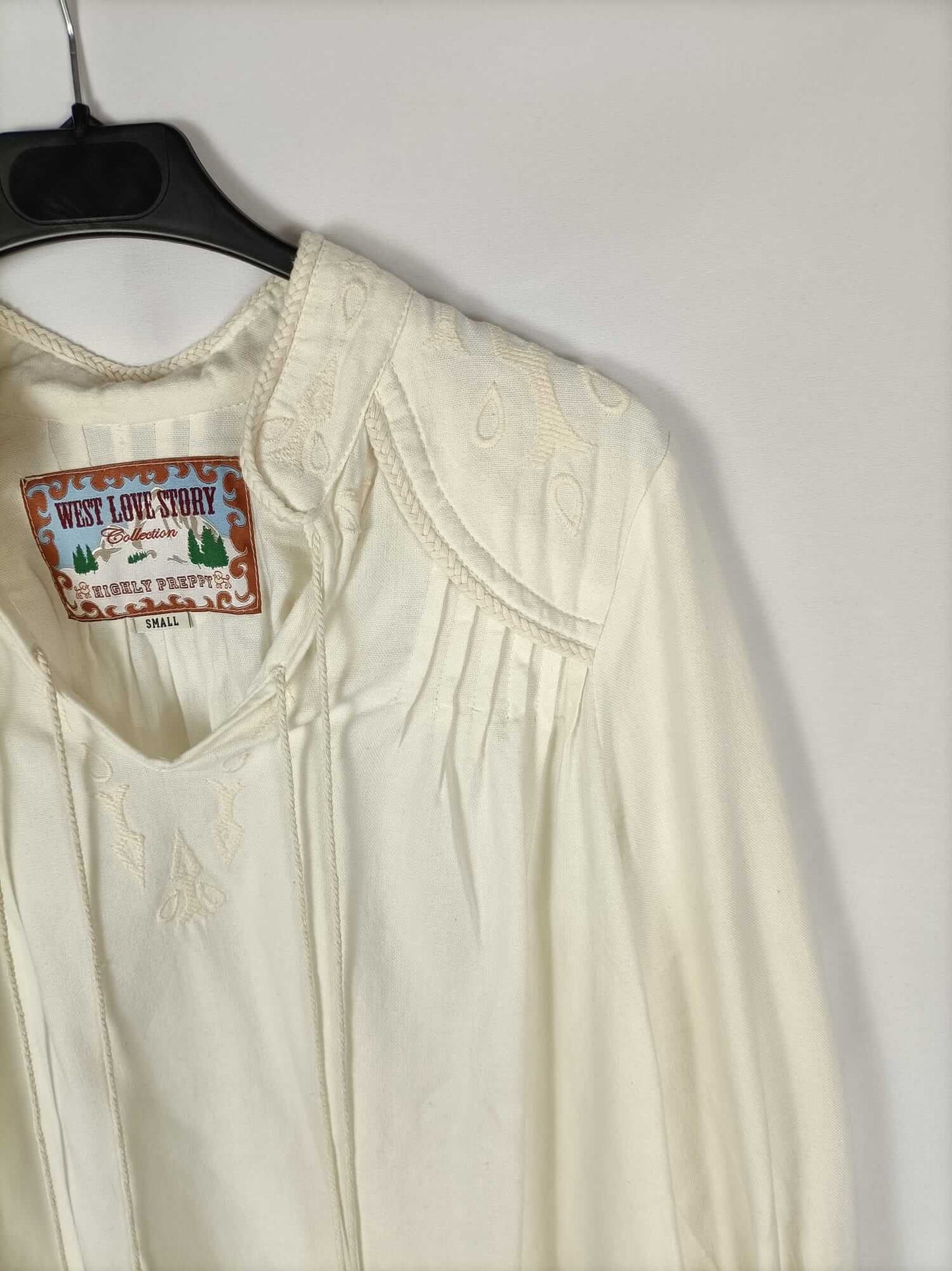 WEST LOVE STORY. Blusa beige bordada T.s
