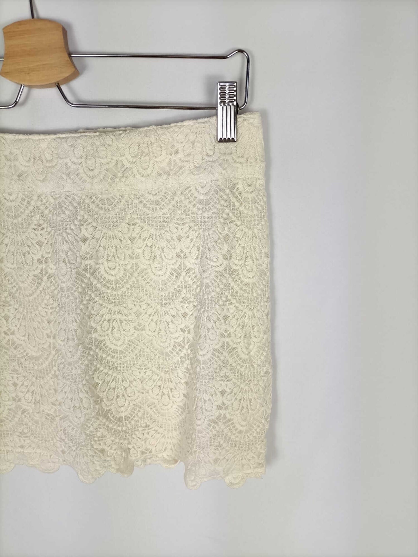 STRADIVARIUS. Short lace skirt Tm