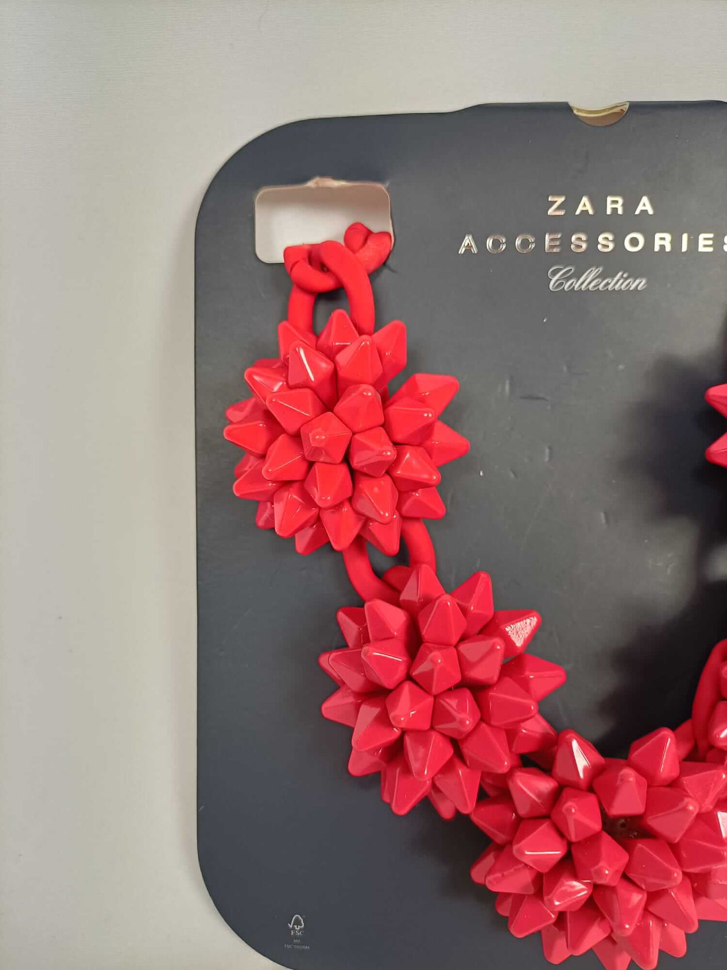 ZARA.Collar fuscia pinchos