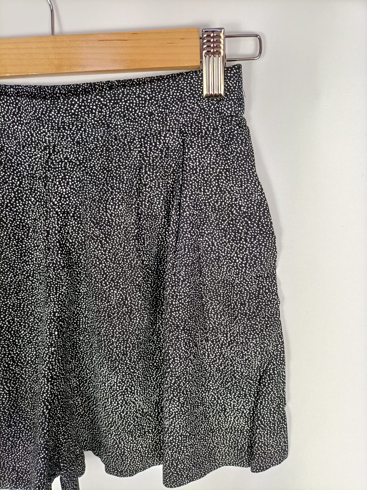 H&M.Shorts negros topos blancos T.34