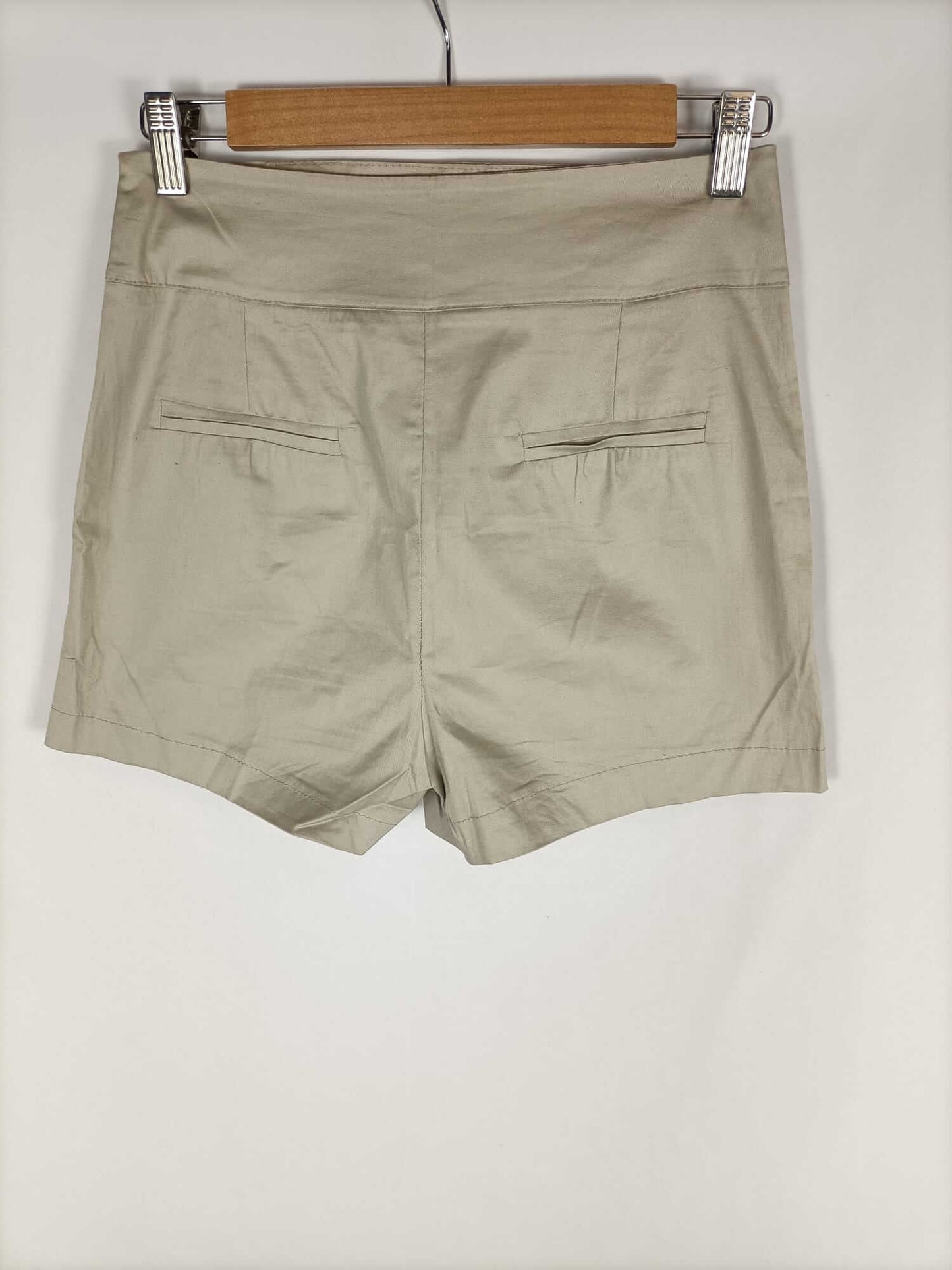 OTRAS.Shorts beige botones T.s