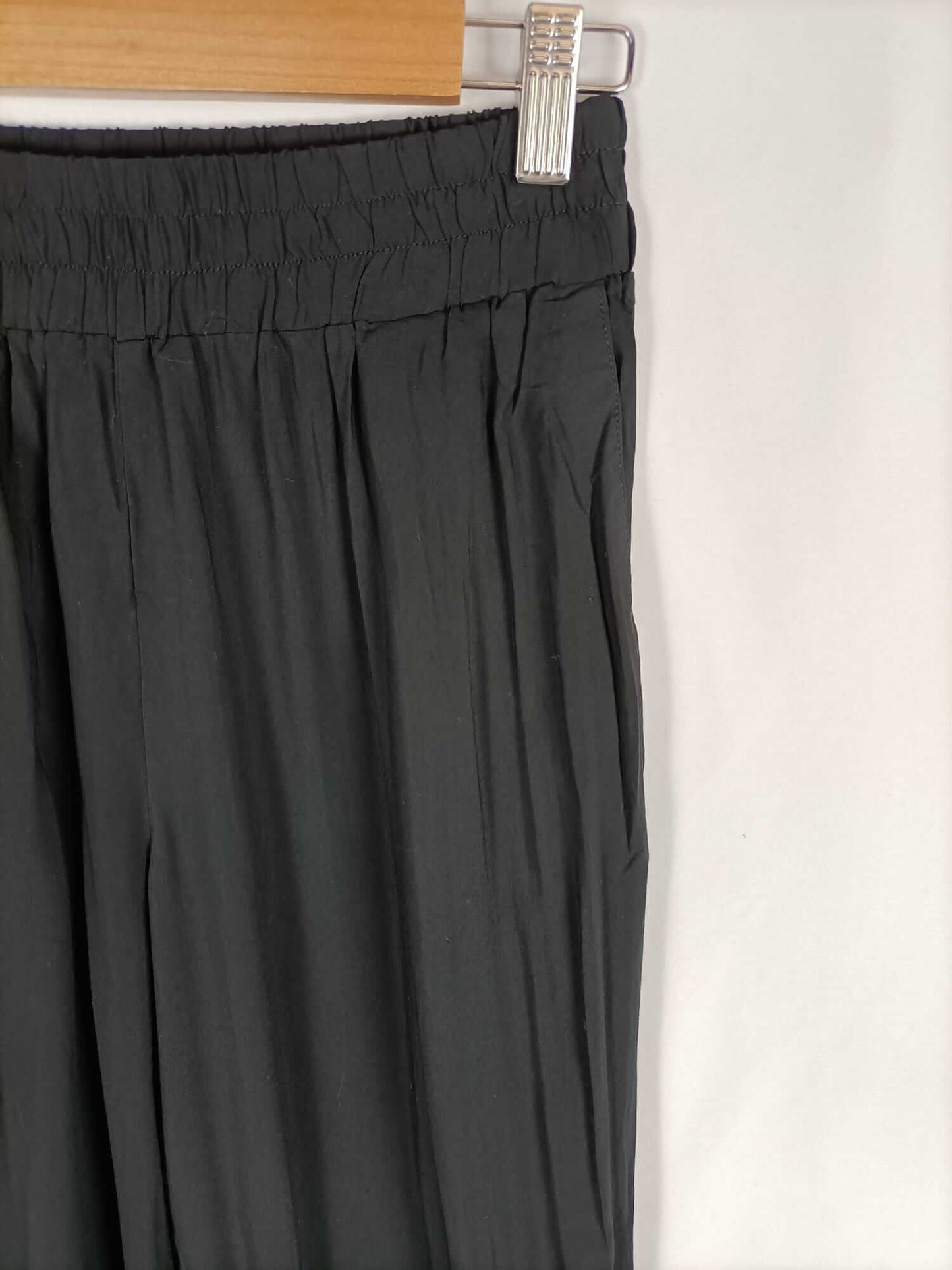 H&M.Pantalones negros fluidos T.38