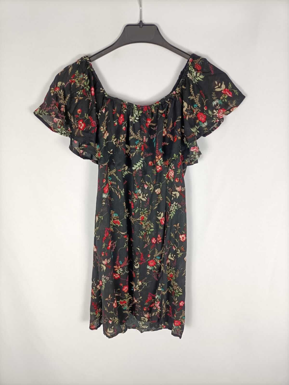 BERSHKA.Vestido corto negro cuello barco T.s