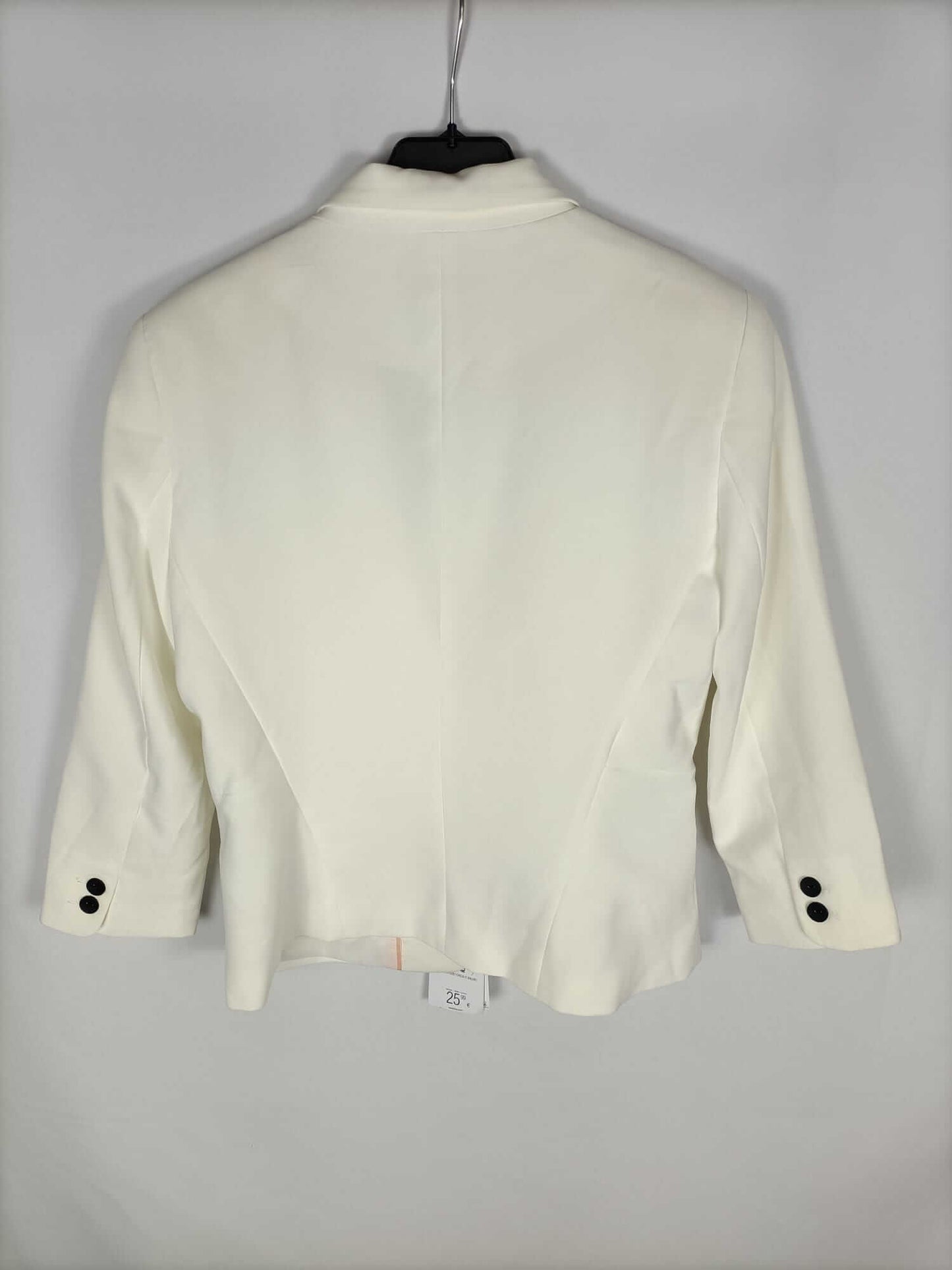 BERSHKA.Blazer blanco roto cortita T.m