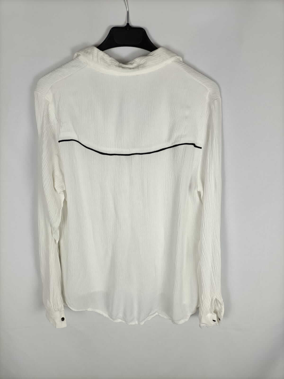 STRADIVARIUS. Blusa blanca líneas negras T.m