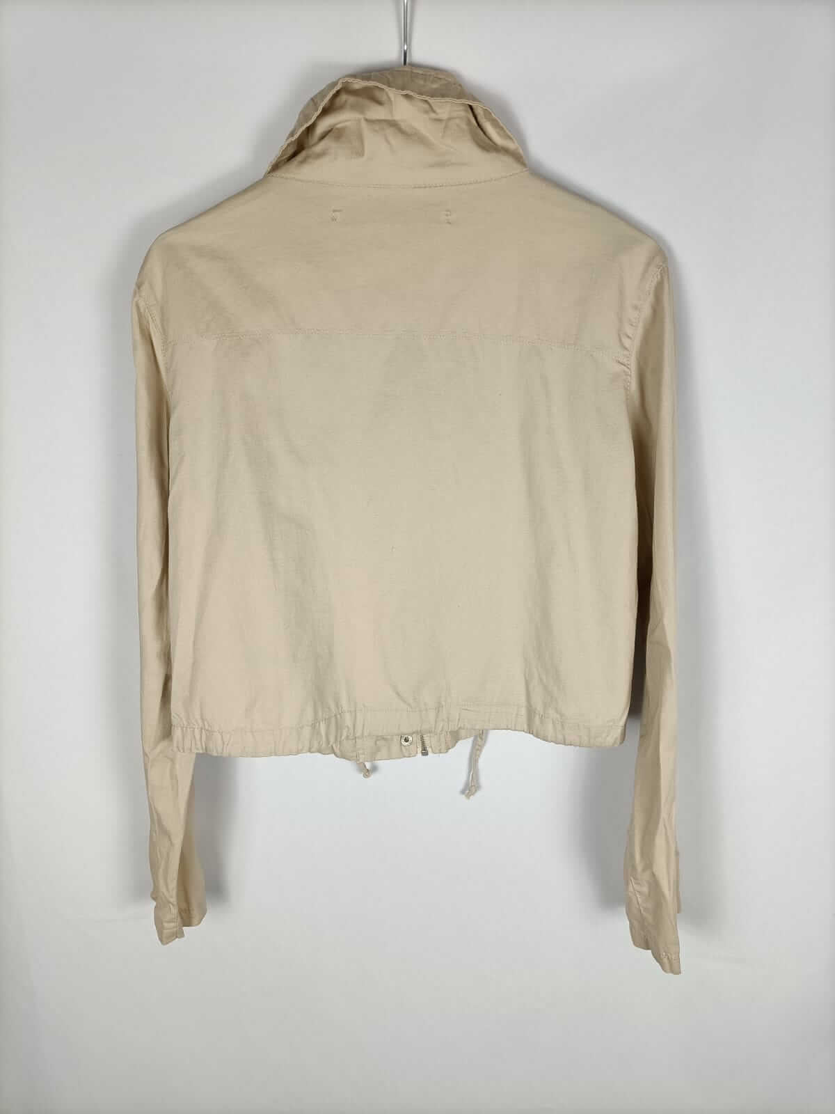 STRADIVARIUS.Cazadora finita beige cremallera T.m