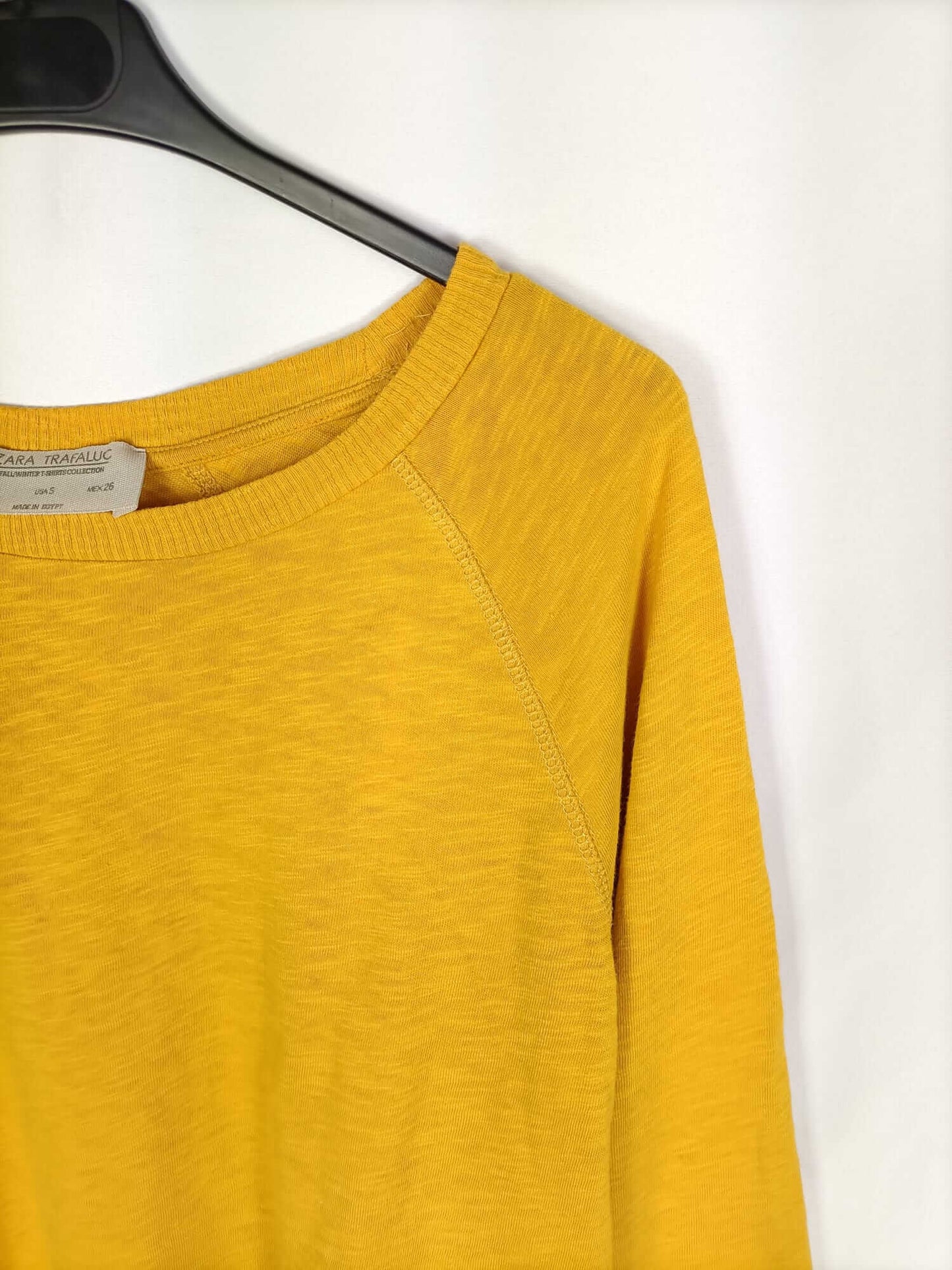 ZARA.Camiseta/sudadera mostaza T.s