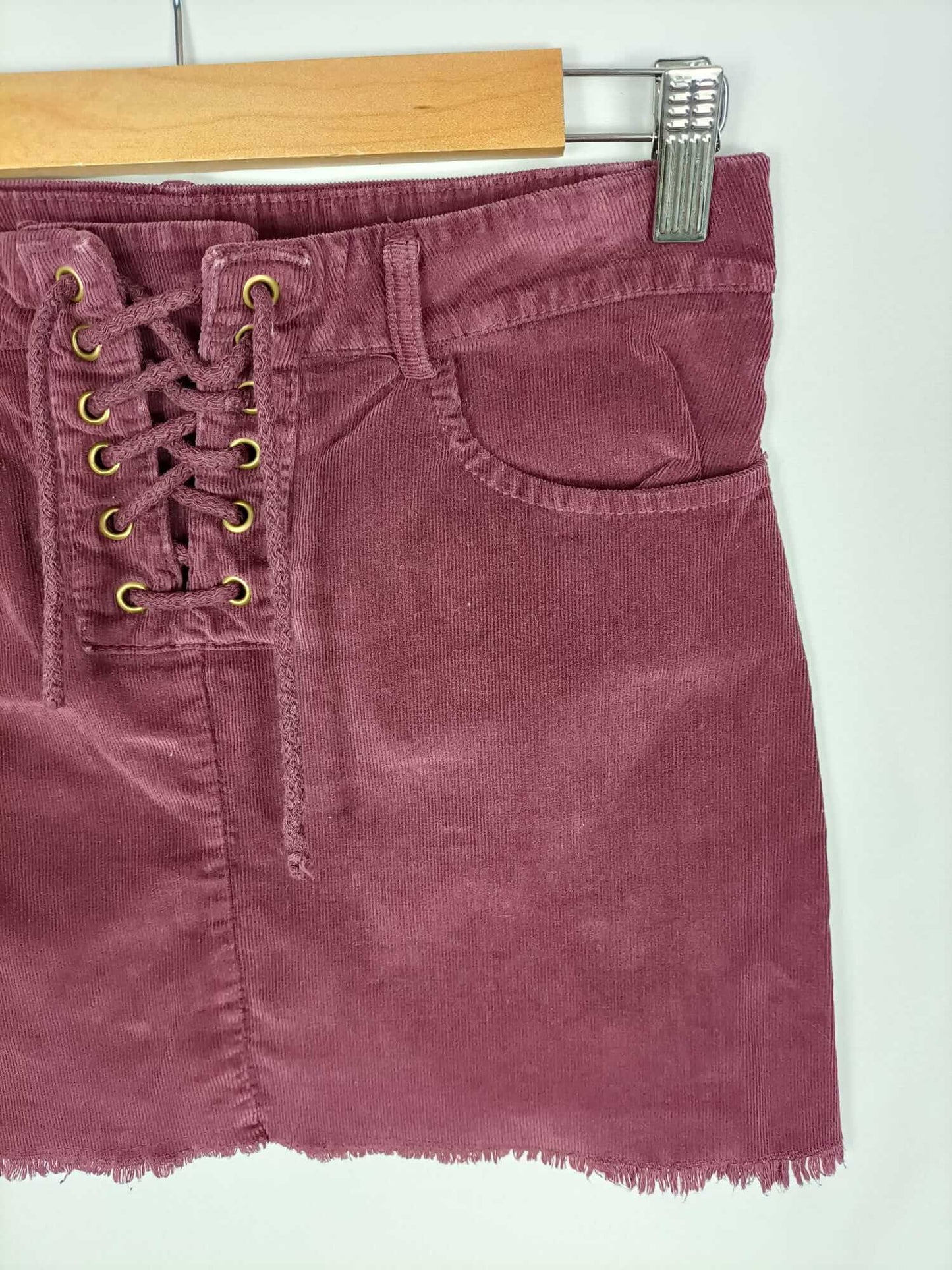OTRAS.Falda corta burdeos pana T.36