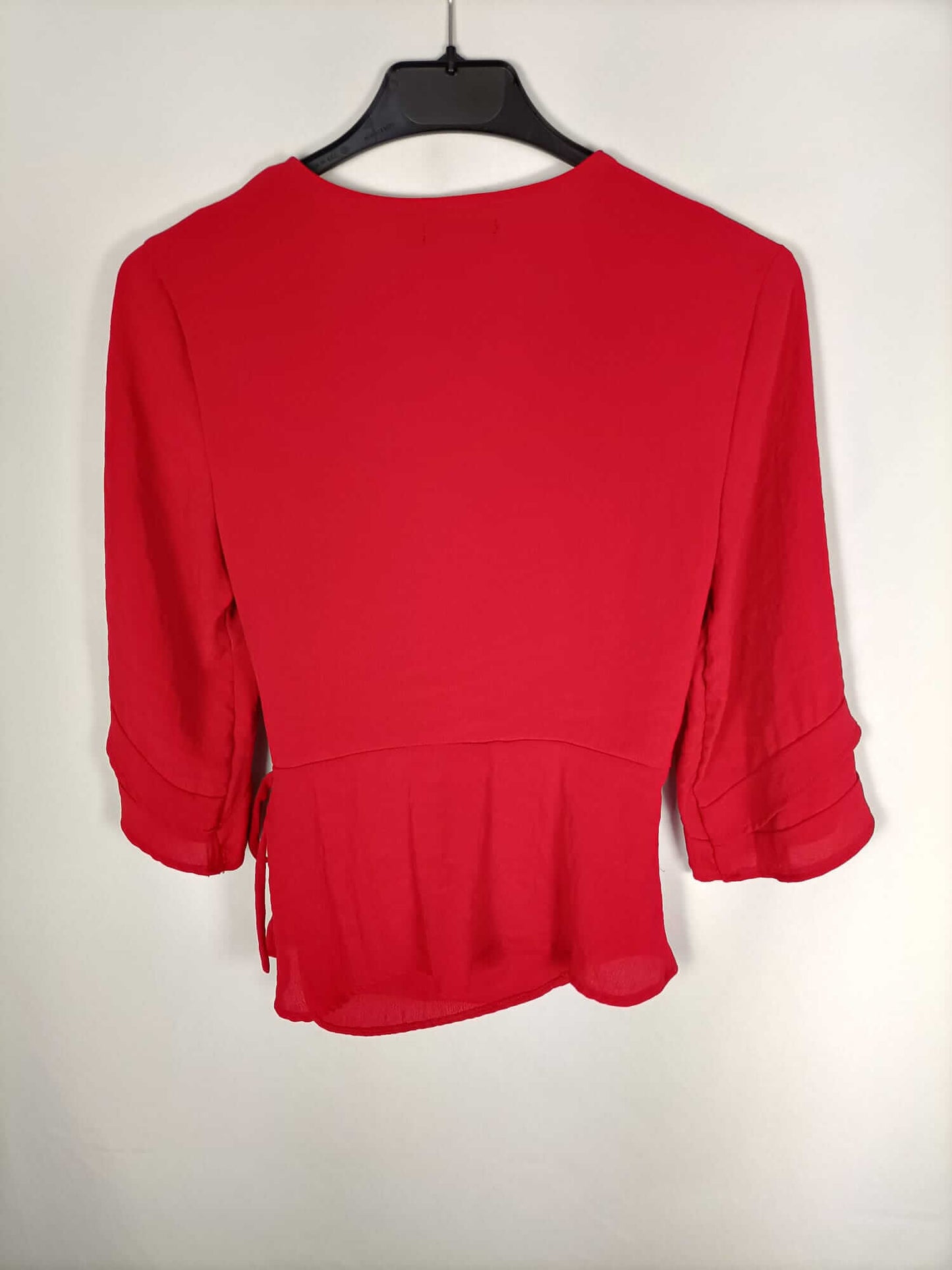 BERSHKA.Blusa roja cruzada T.xs