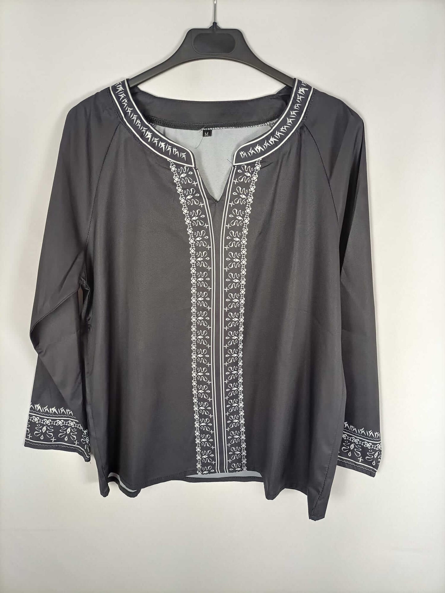 OTHERS.Black blouse with white print Tm