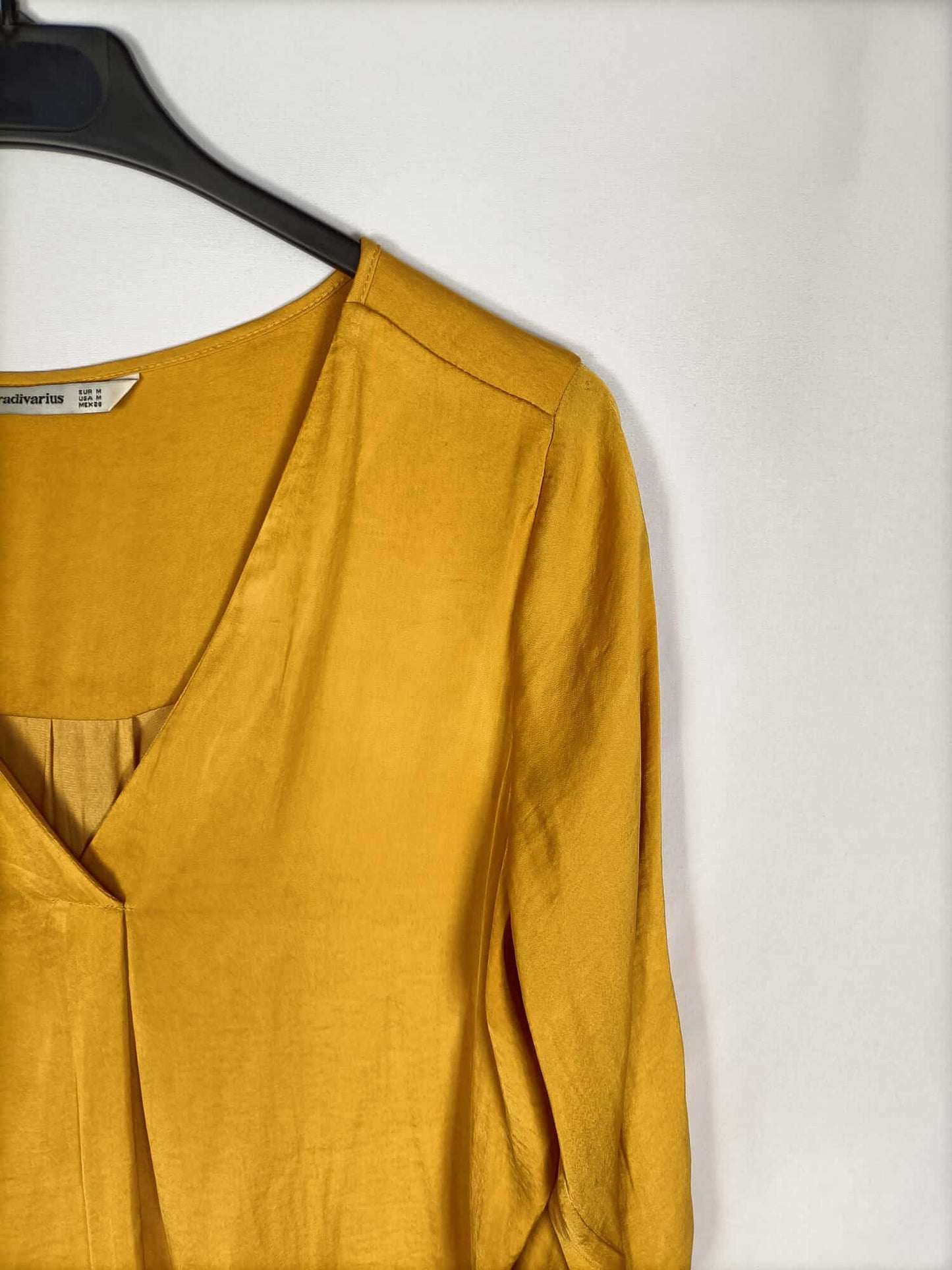 STRADIVARIUS.Blusa mostaza escote pico T.m
