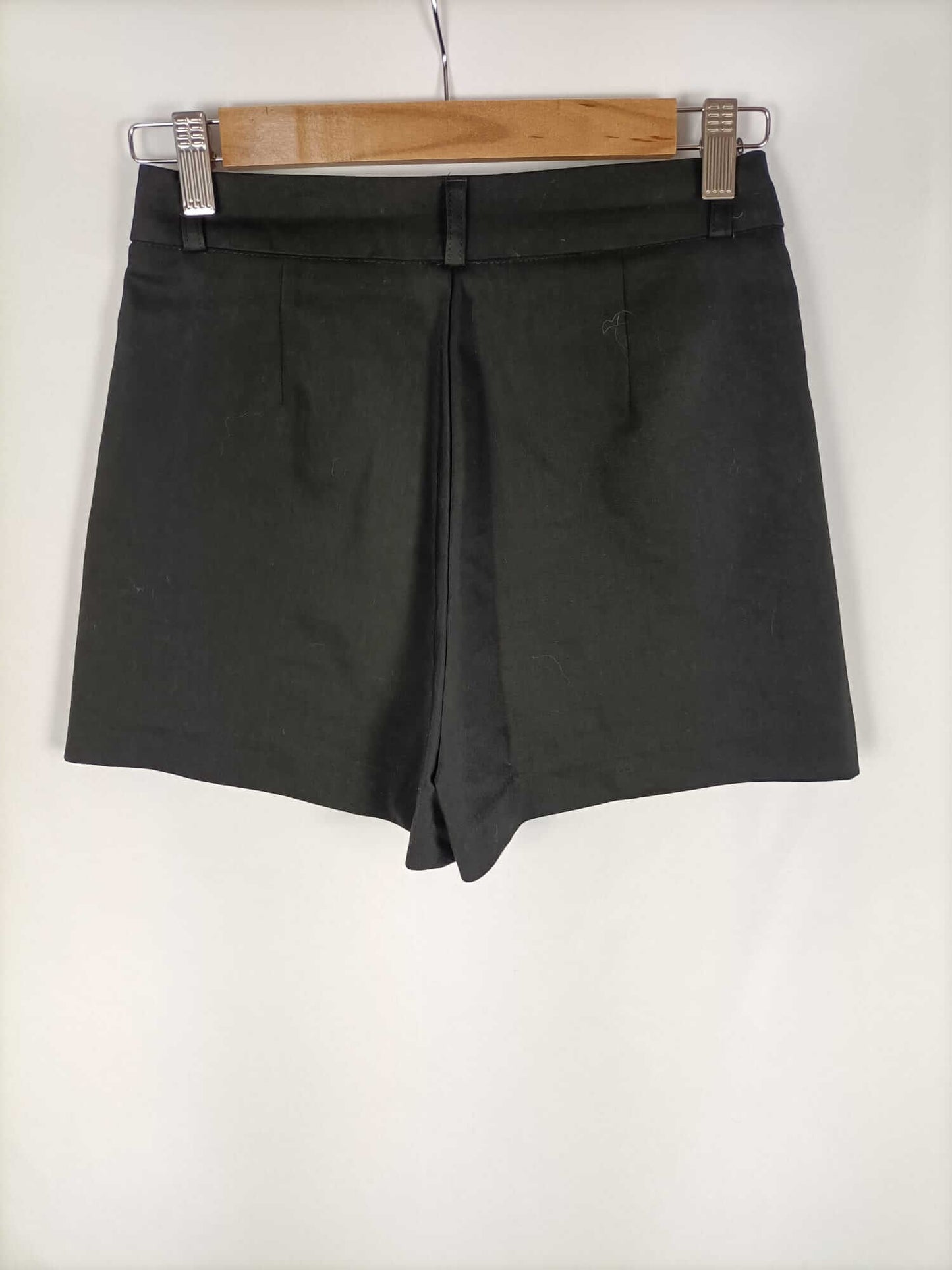 STRADIVARIUS. Shorts negros T.34