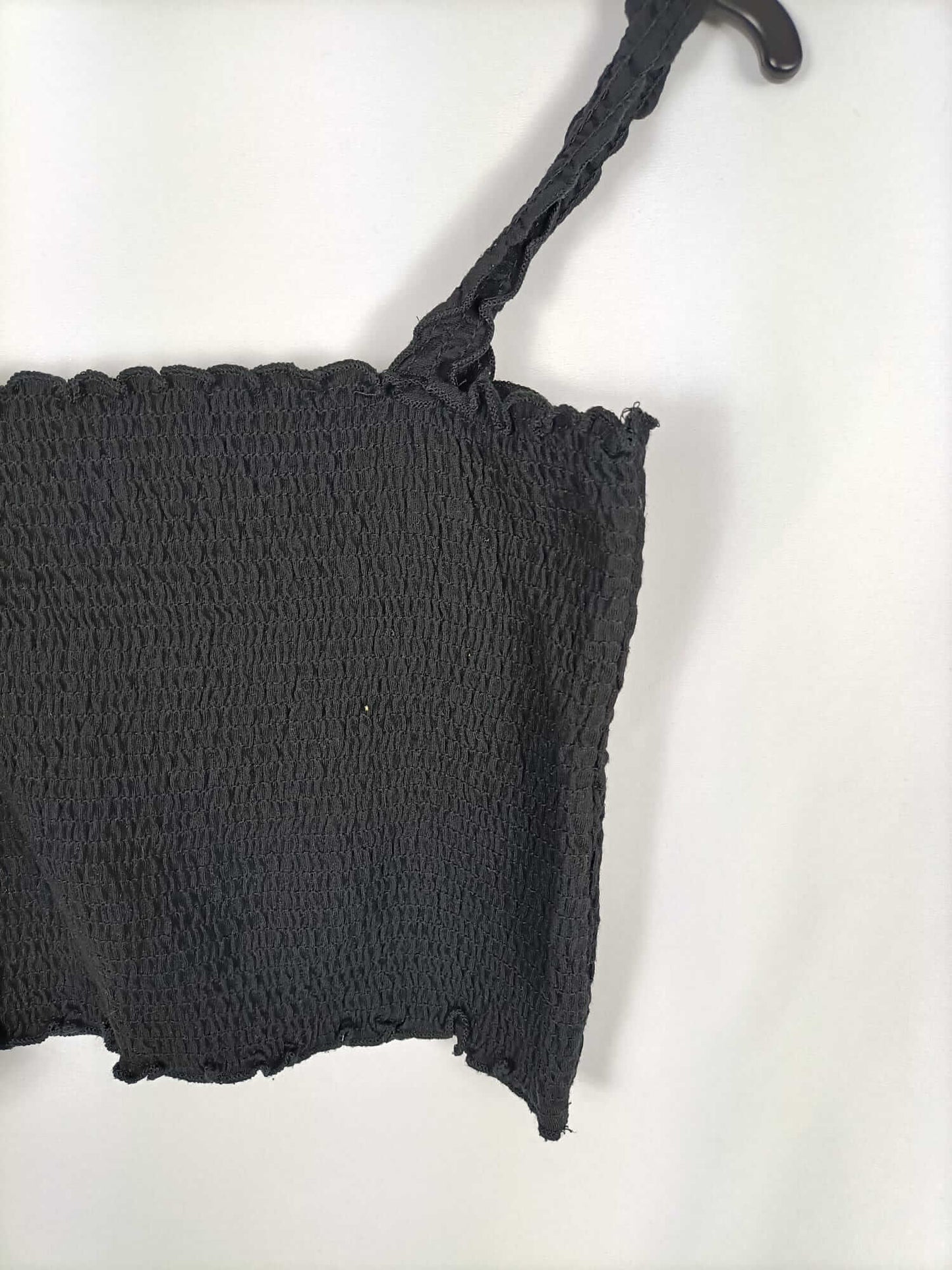 STRADIVARIUS. Croptop negro nido de abeja T.m