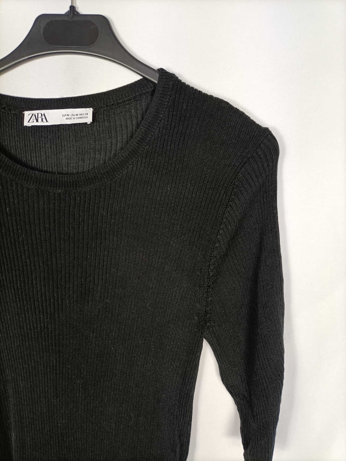 ZARA. Top negro canalé T.m