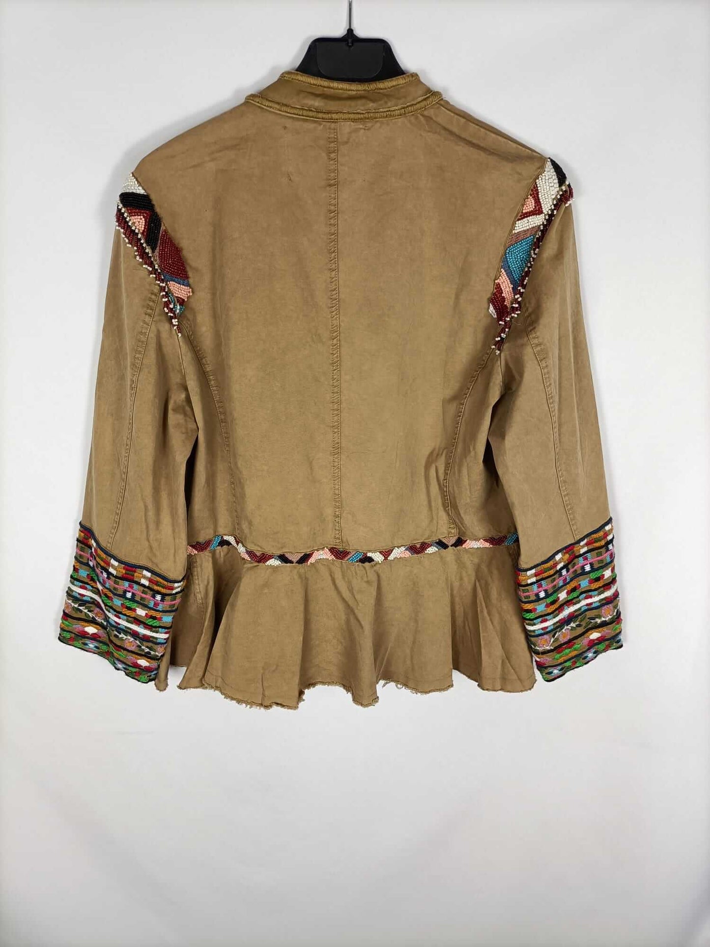 ZARA. Cazadora beige bordada T.m