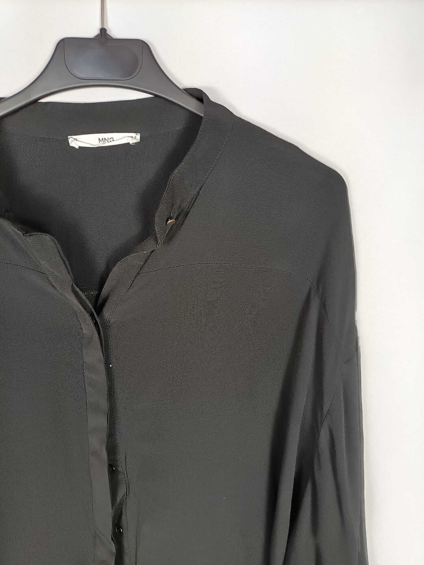 MANGO. Blusa negra básica T.m