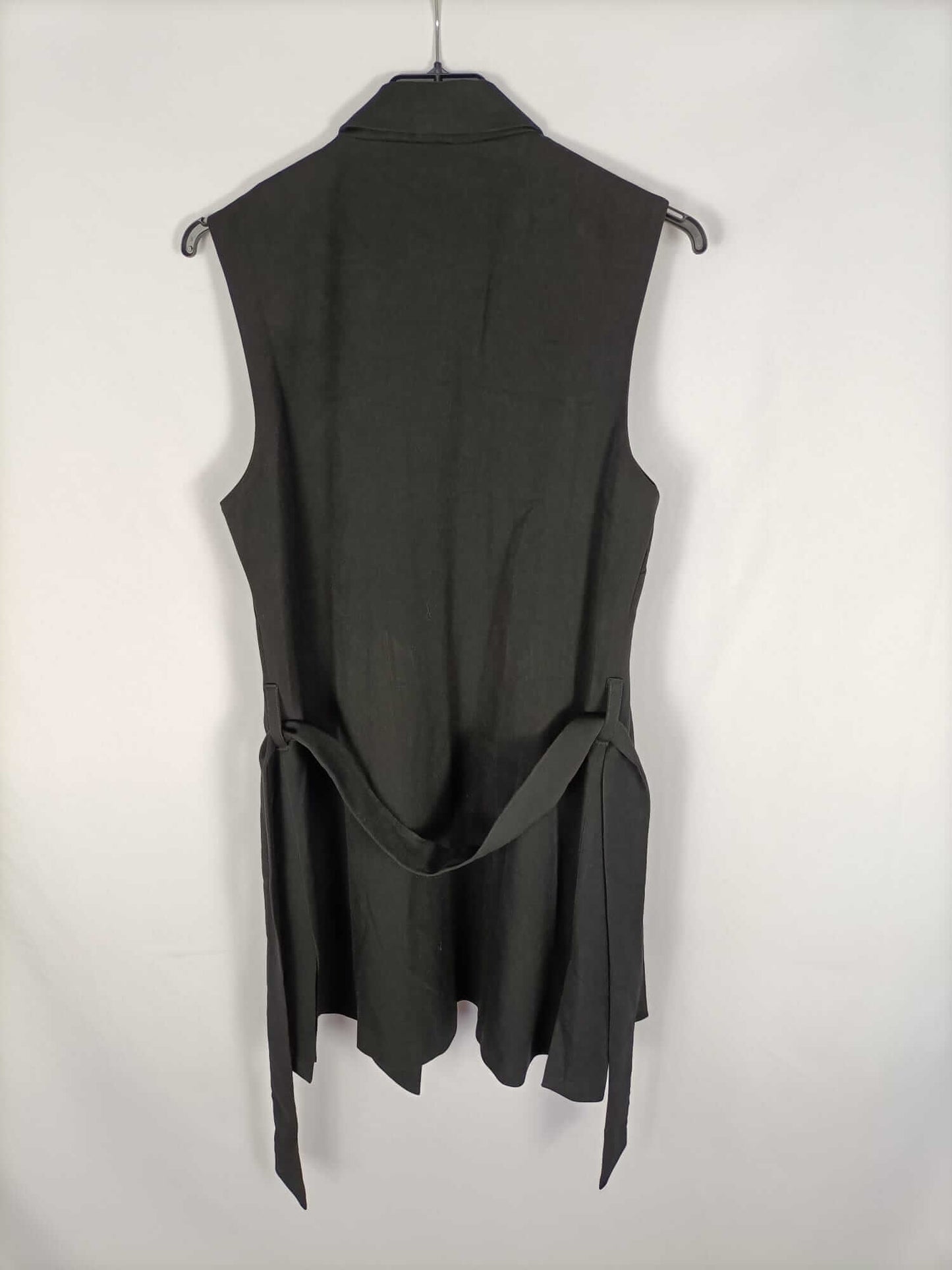 AMICHI. Chaleco negro cruzado T.m