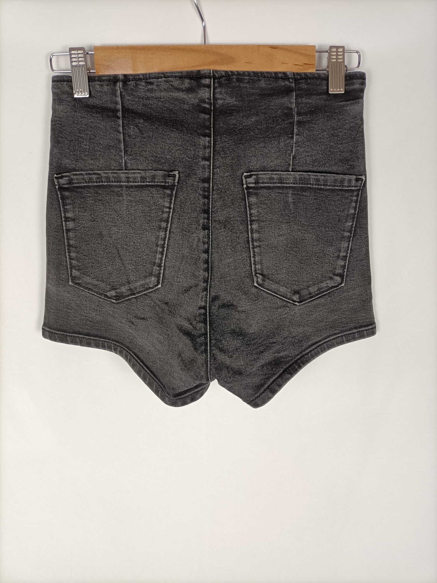 BERSHKA. Shorts gris T.38