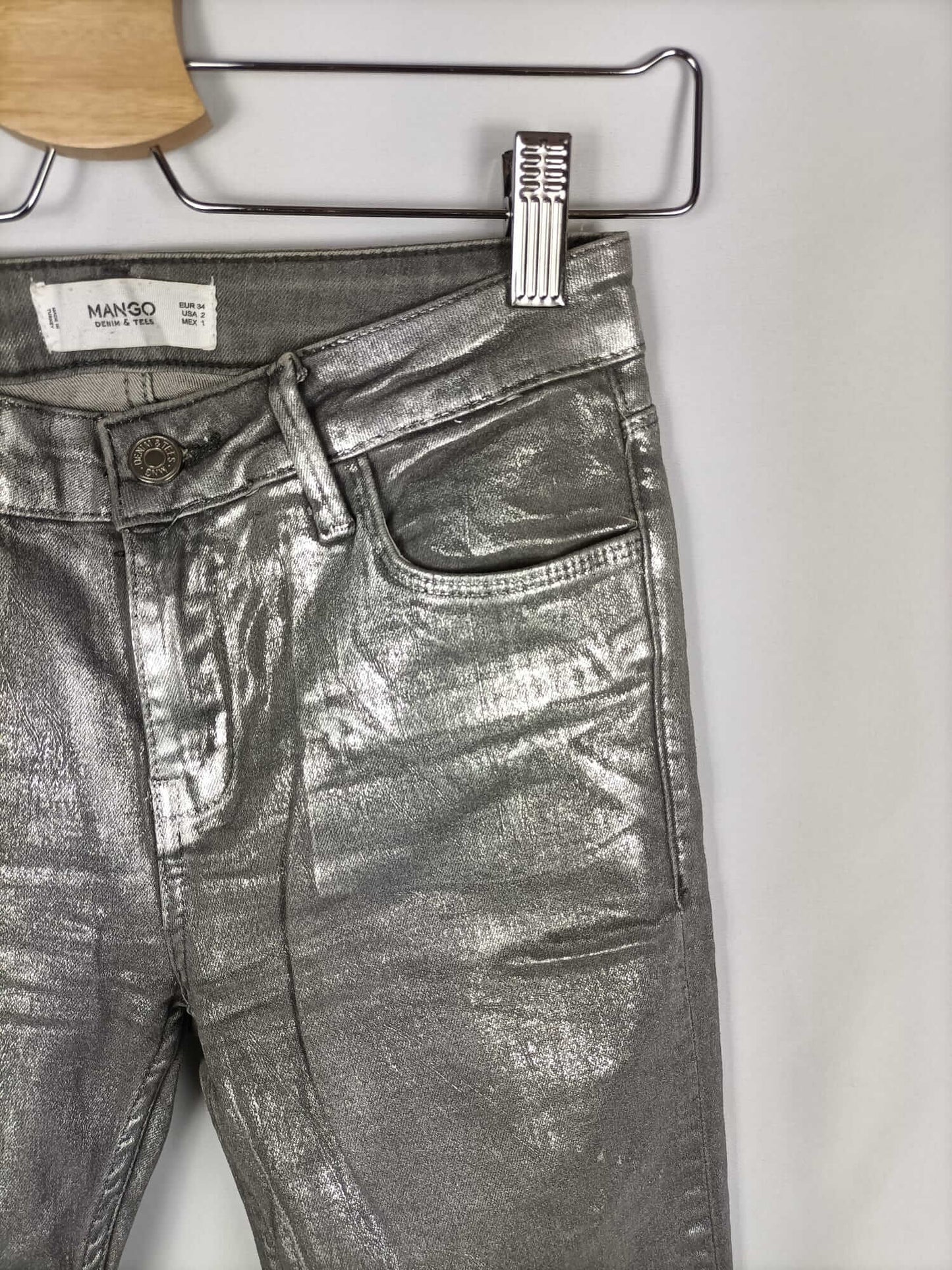 MANGO. Pantalón plateado T.34