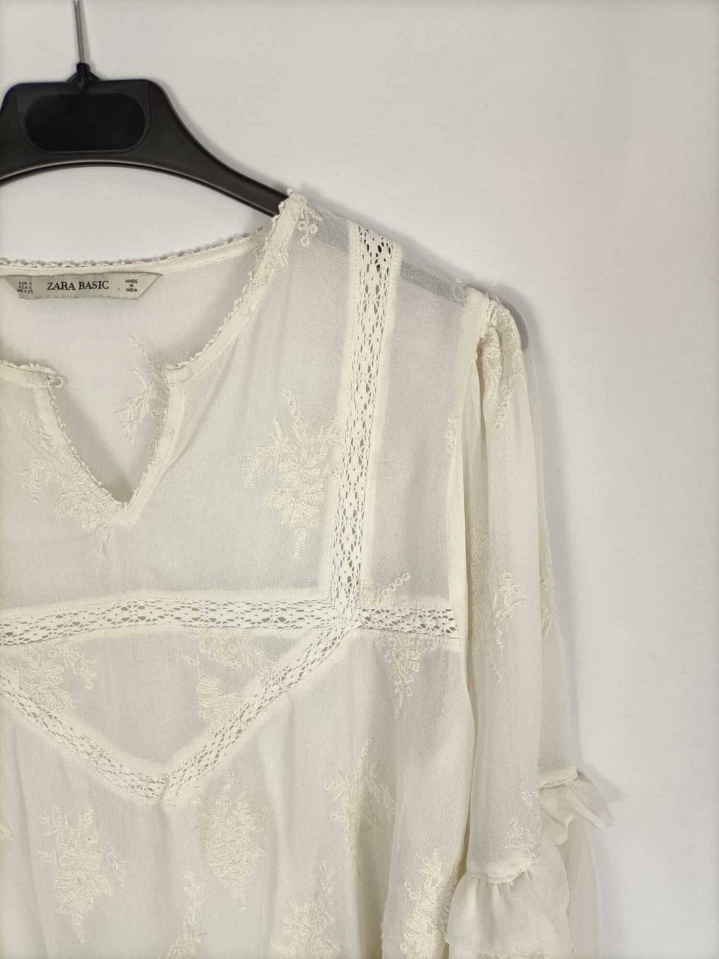 ZARA. Blusa beige encaje T.s
