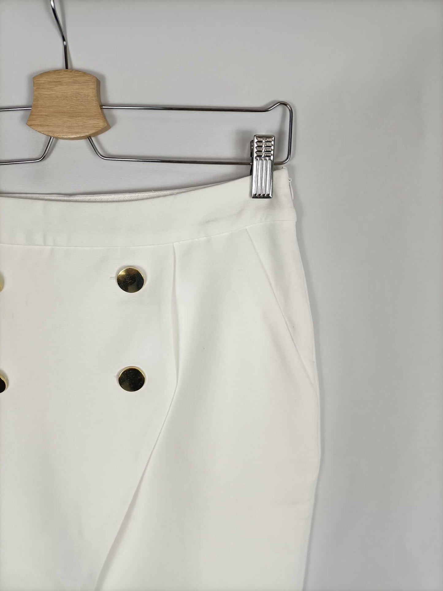 ZARA. Falda cruzada blanca T.s