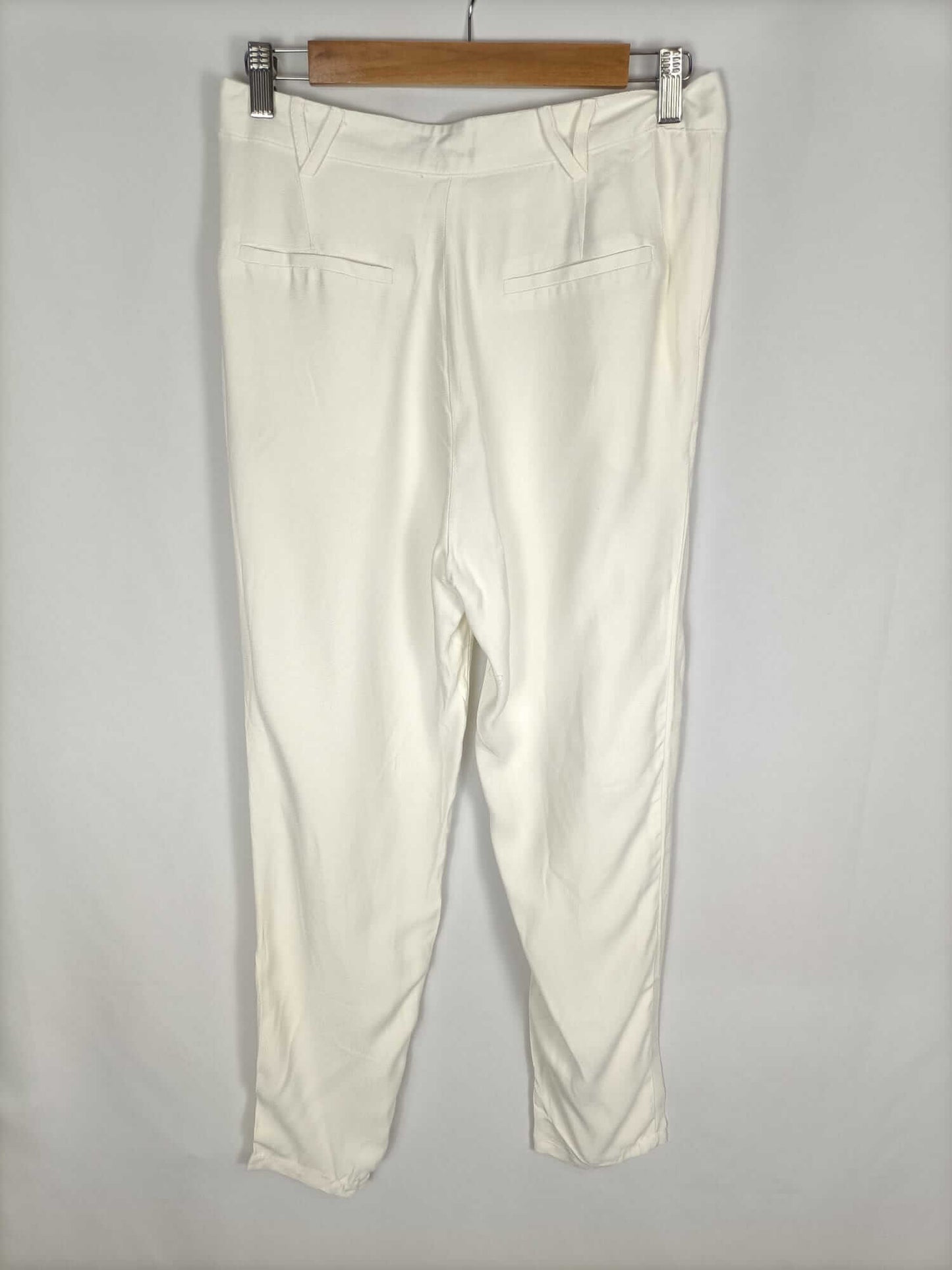 PULL&BEAR. Pantalón fluido blanco roto T.36