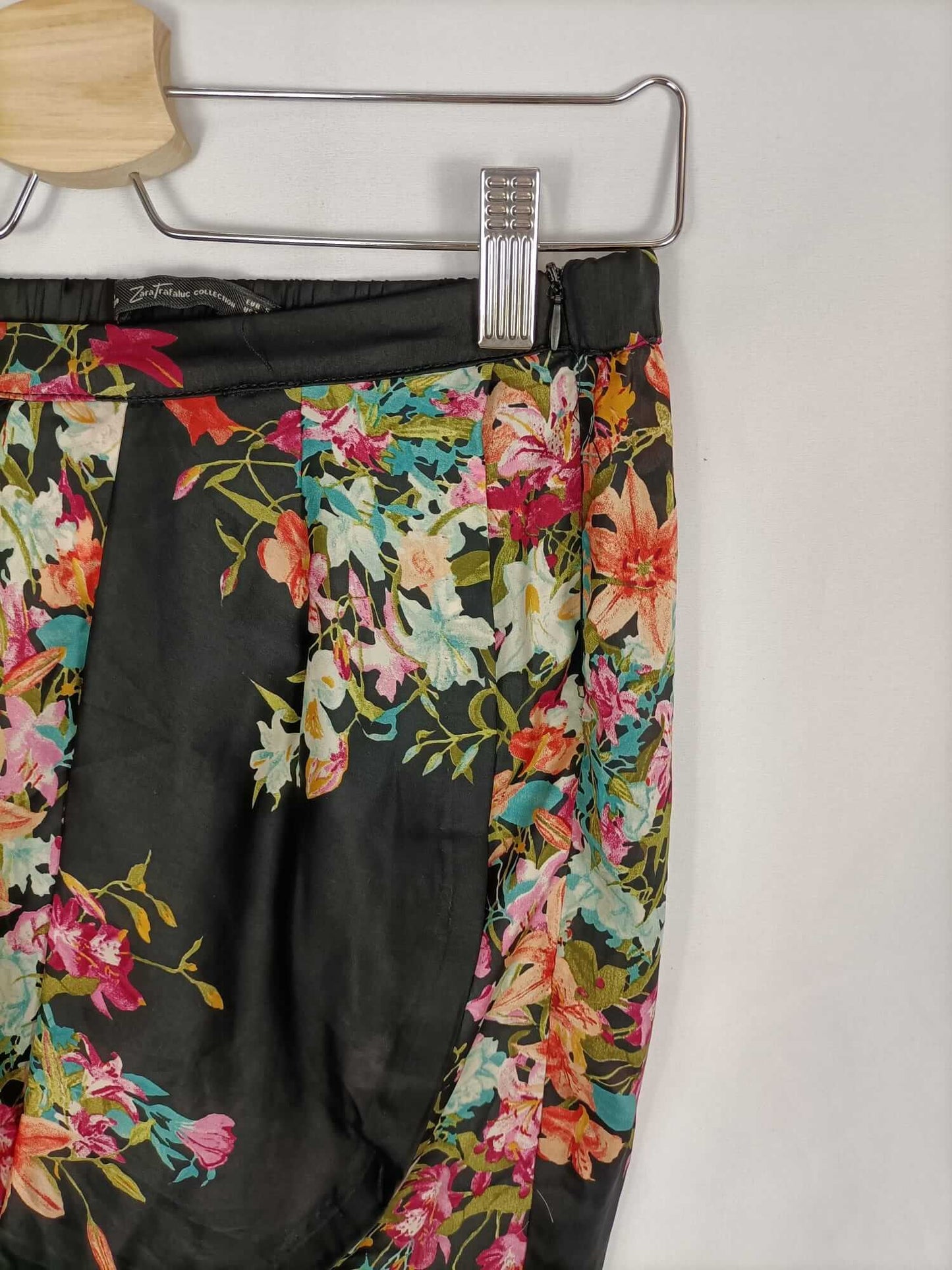 ZARA. Falda negra flores T.s